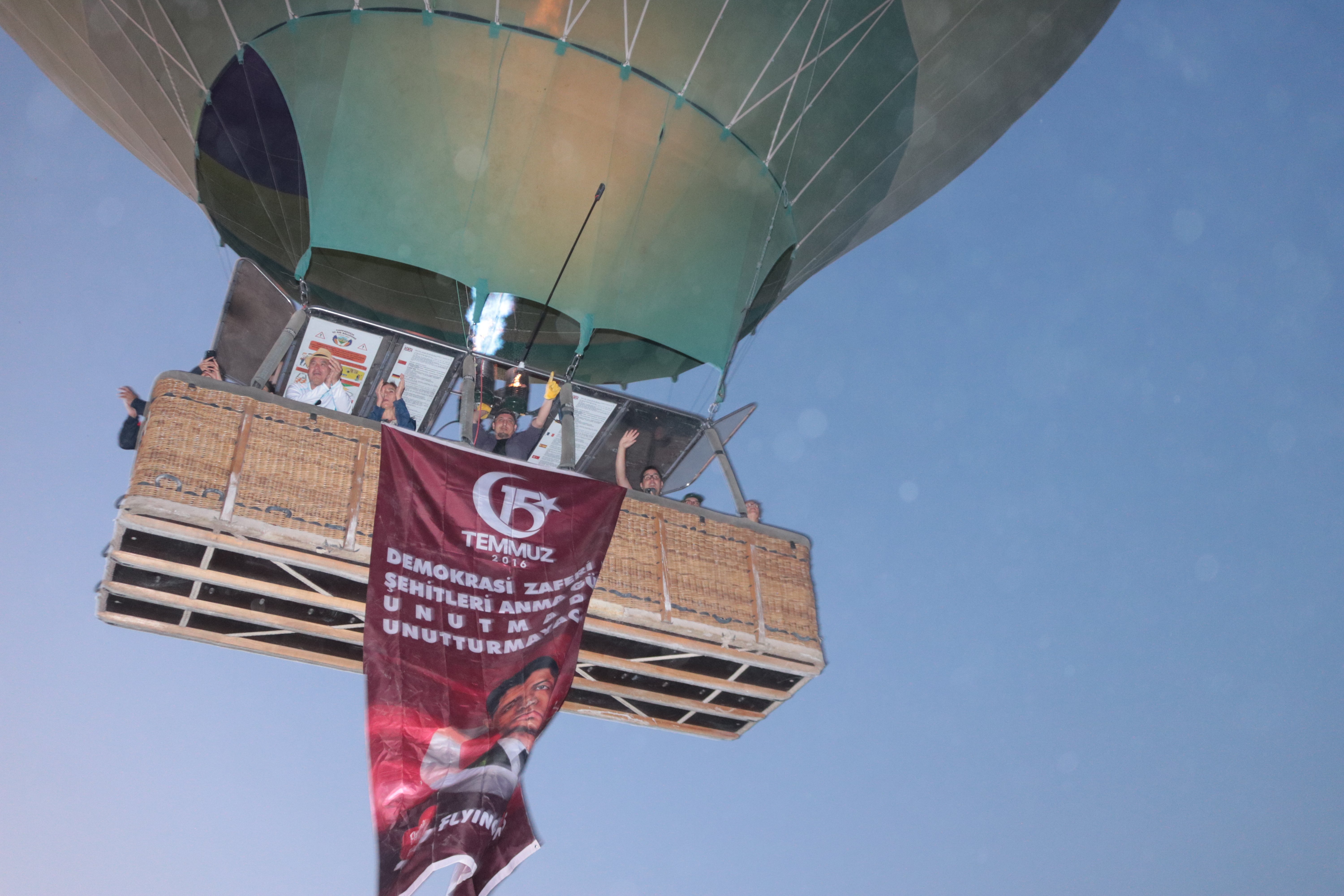 Kapadokya Sıcak Hava Balonları ve Türk Bayrağı