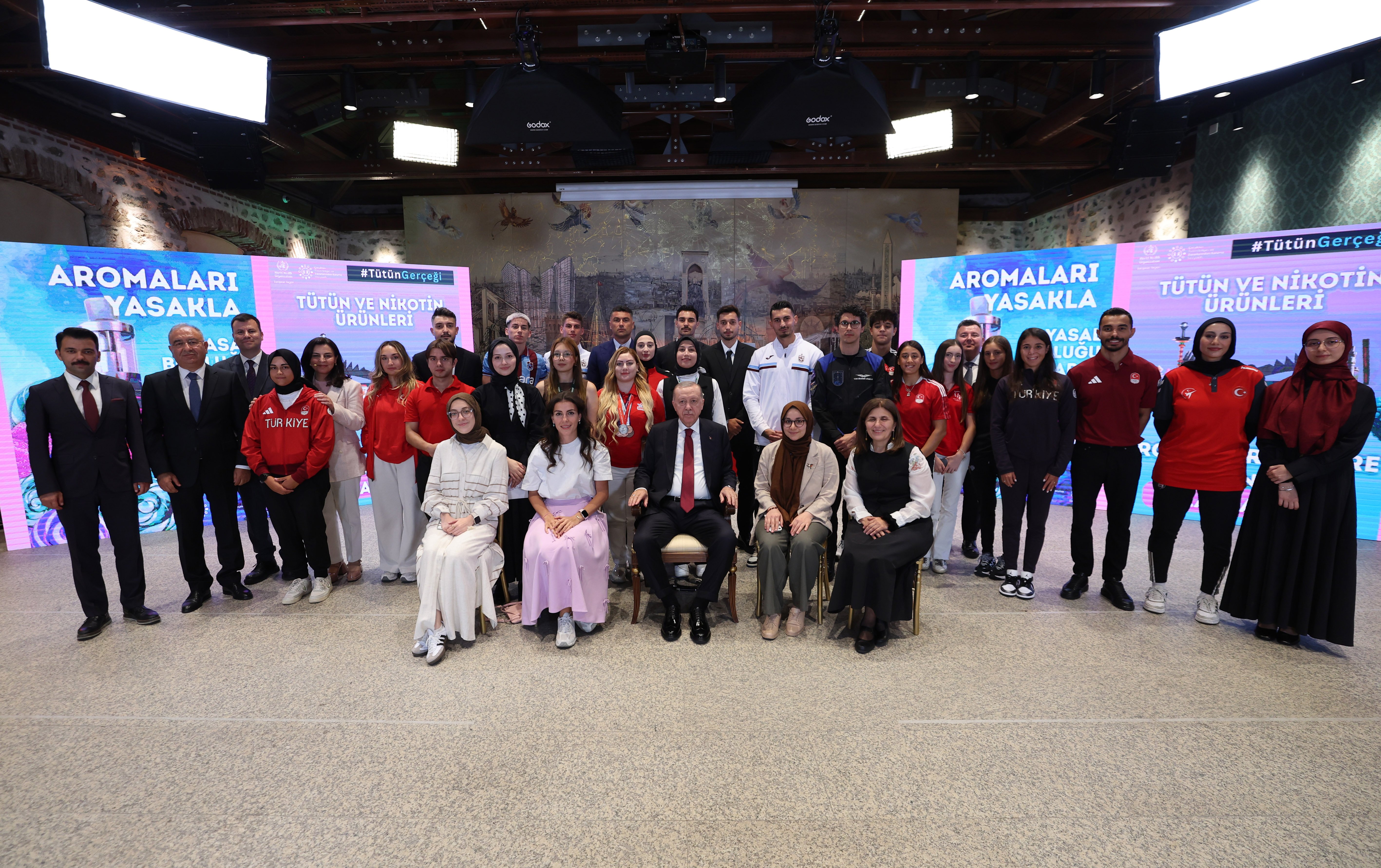 Cumhurbaşkanı Erdoğan gençleri dinliyor