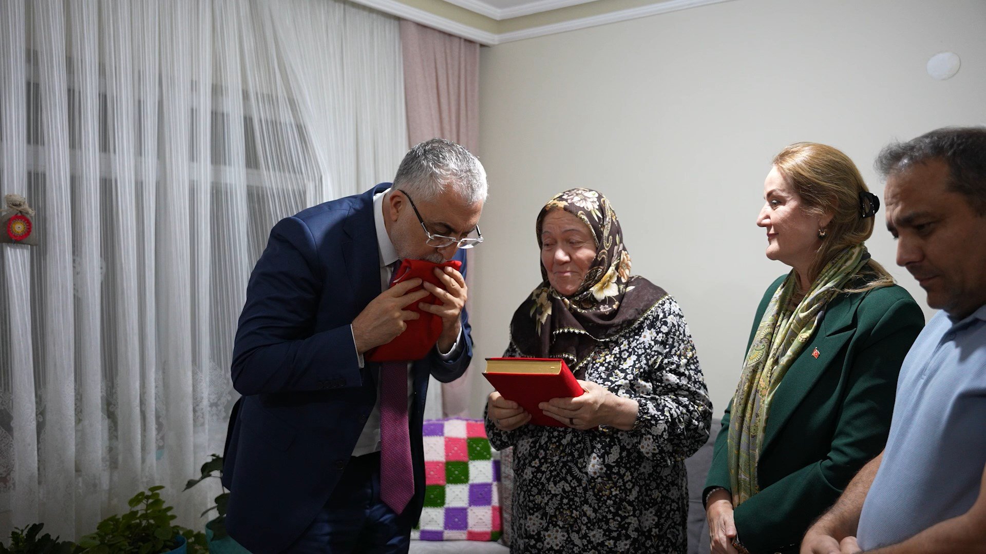 Bakan Işıkhan Şehit Ailesine Türk Bayrağı Hediye Etti