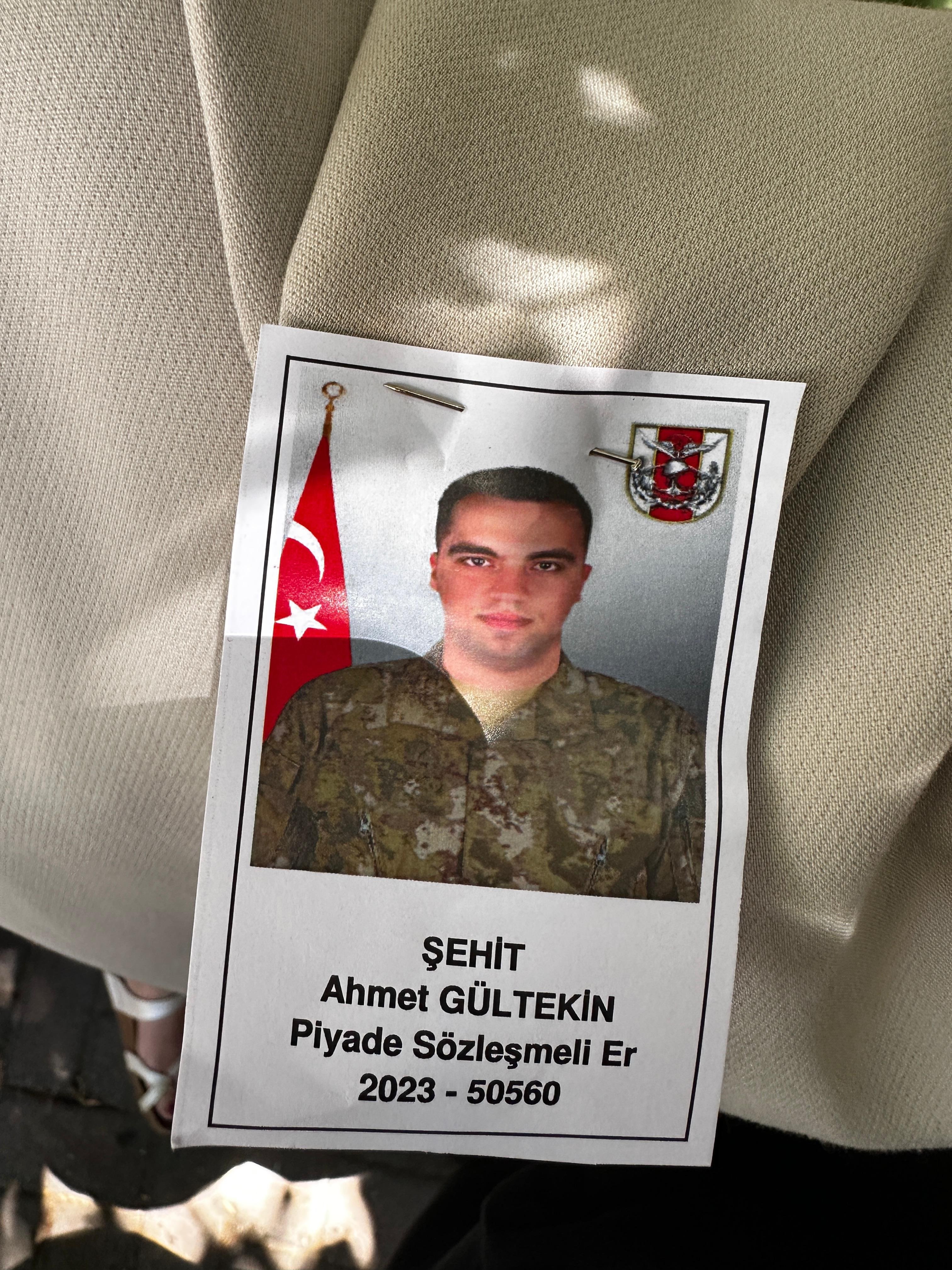 Şehit Er Ahmet Gültekin Mezarı Başında