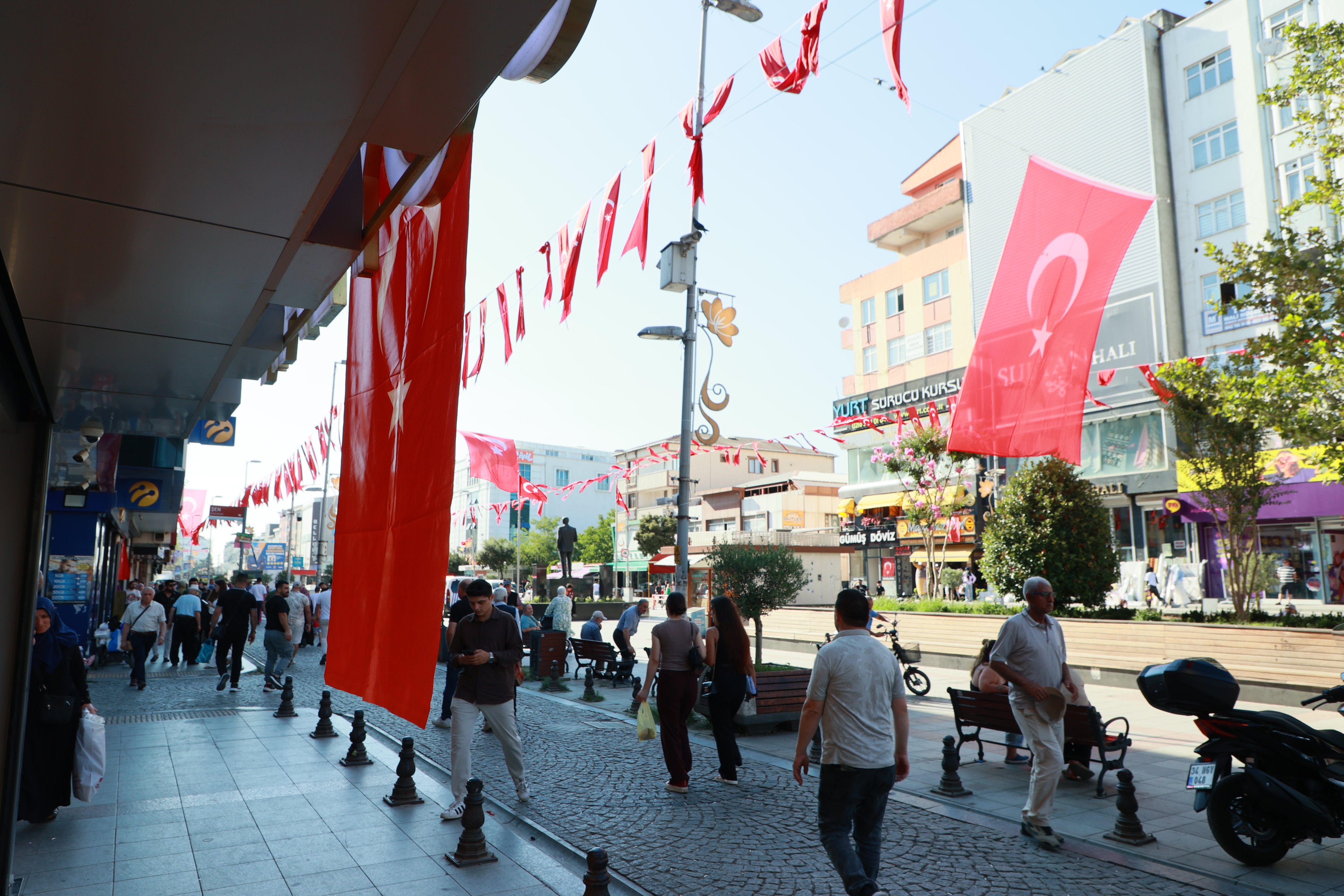 Sultanbeyli Meydanı Bayraklarla Donatıldı