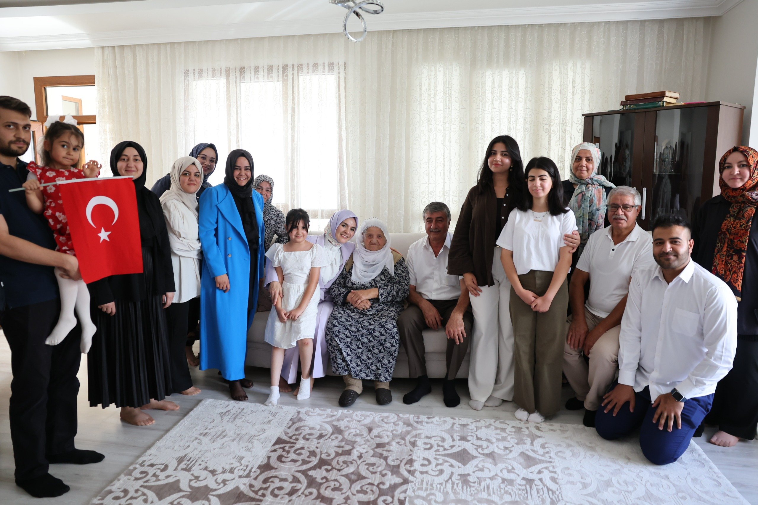 Bakan Göktaş hediye takdimi