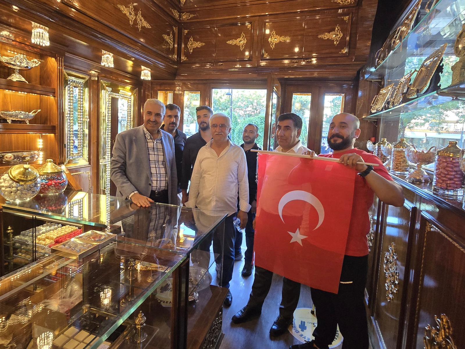 Diyarbakır surlarına asılan Türk bayrakları