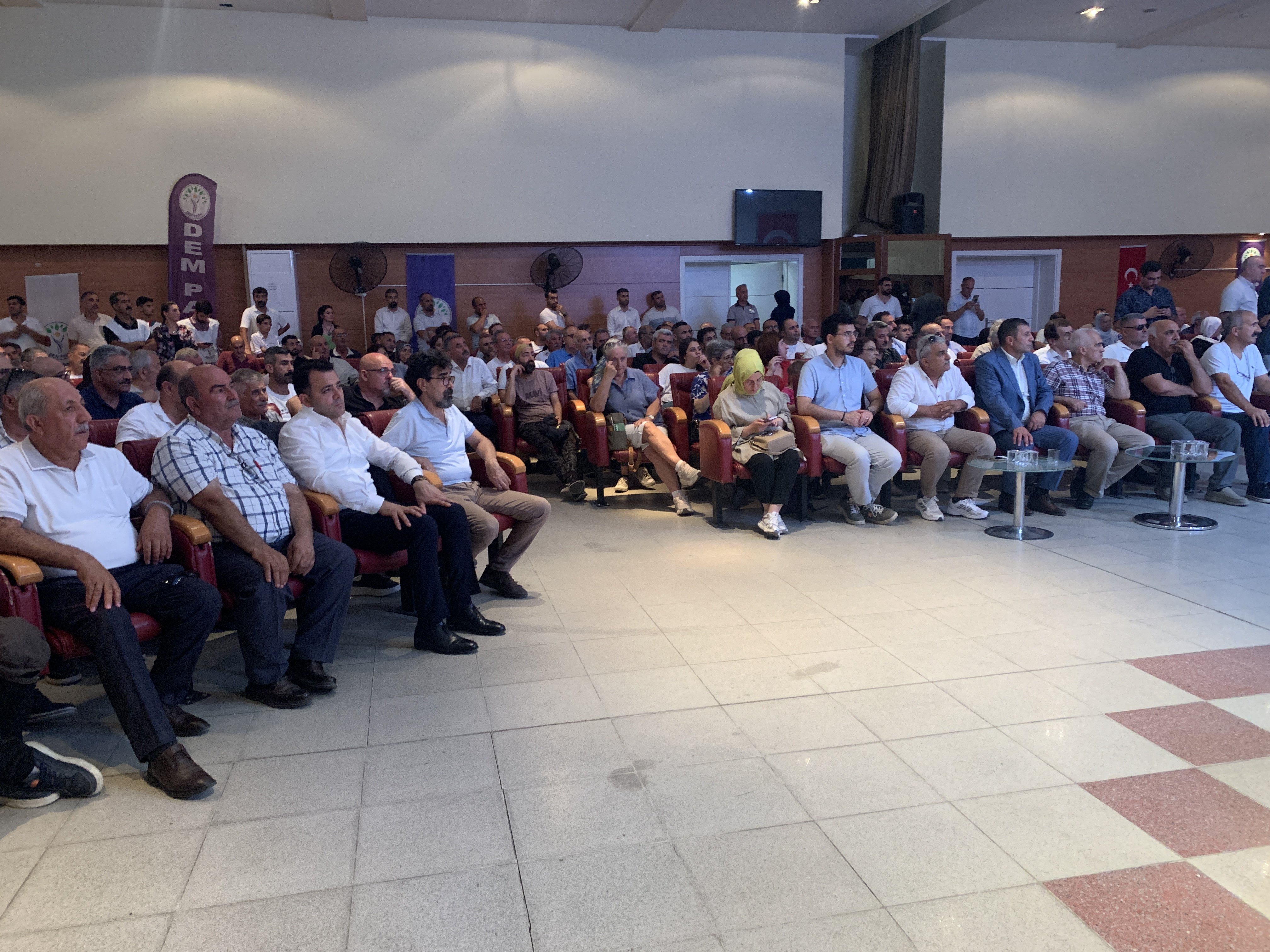 DEM Parti toplantısı katılımcıları