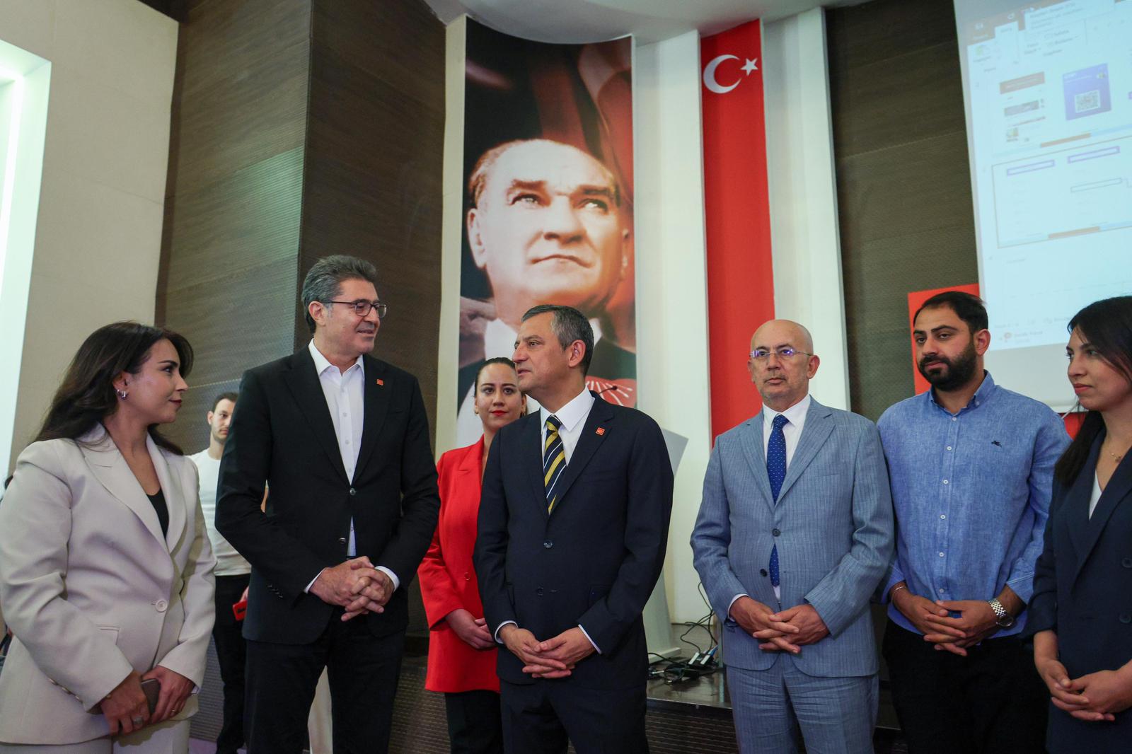 Özgür Özel Çağrı Merkezi Ziyareti