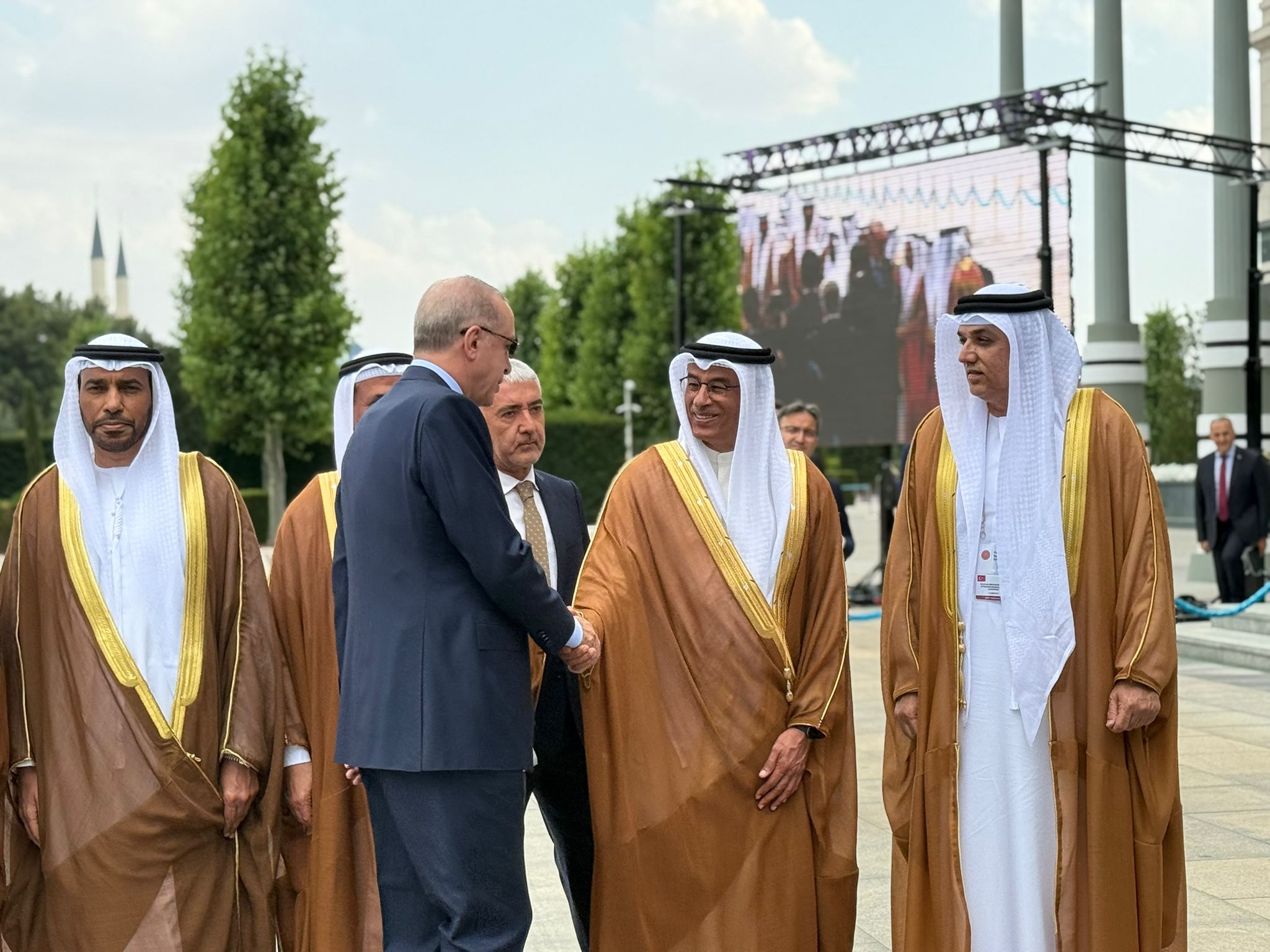 BAE Devlet Başkanı Al Nahyan tören kıtasını selamlıyor