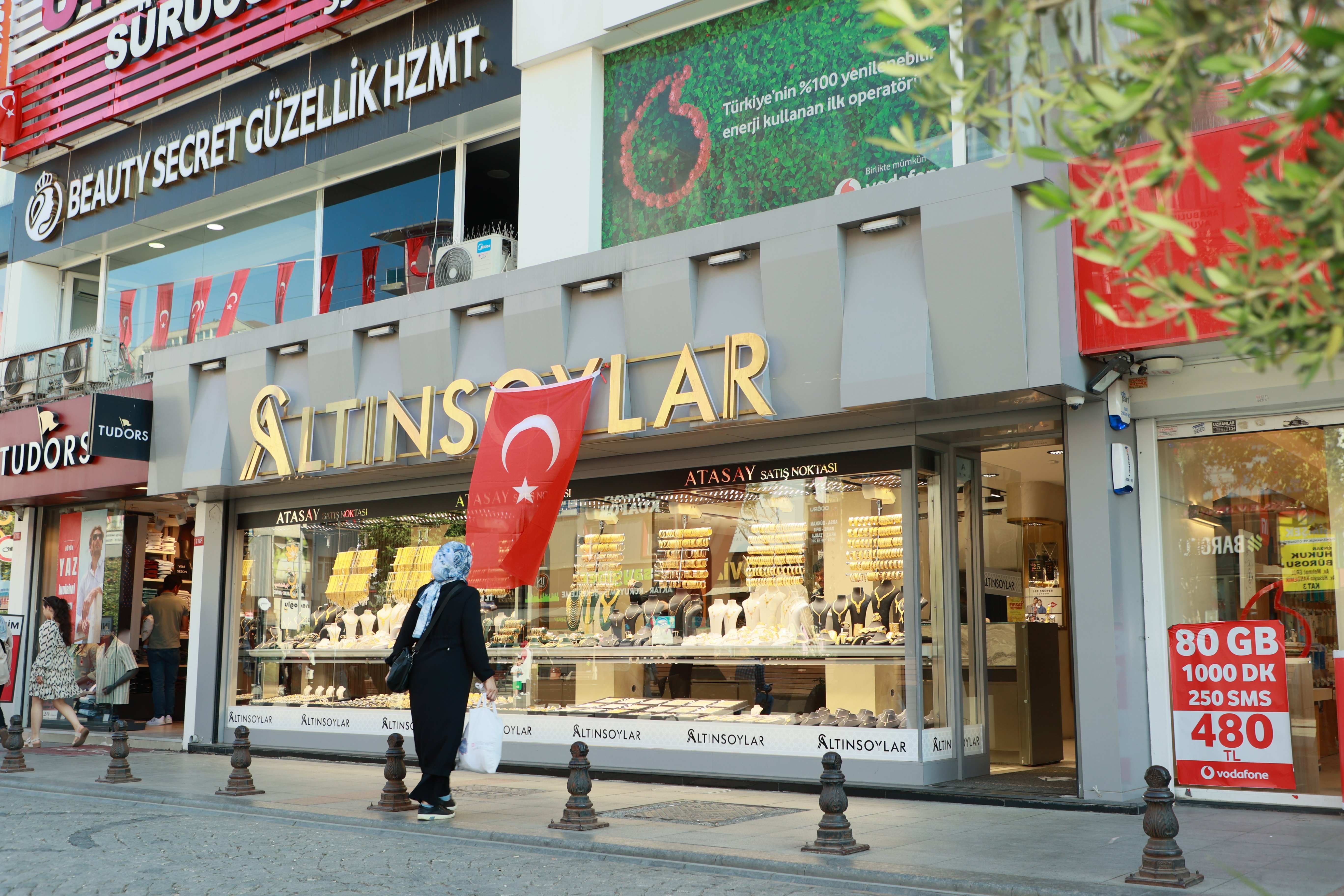 Sultanbeyli Esnafı Bayrak Asıyor