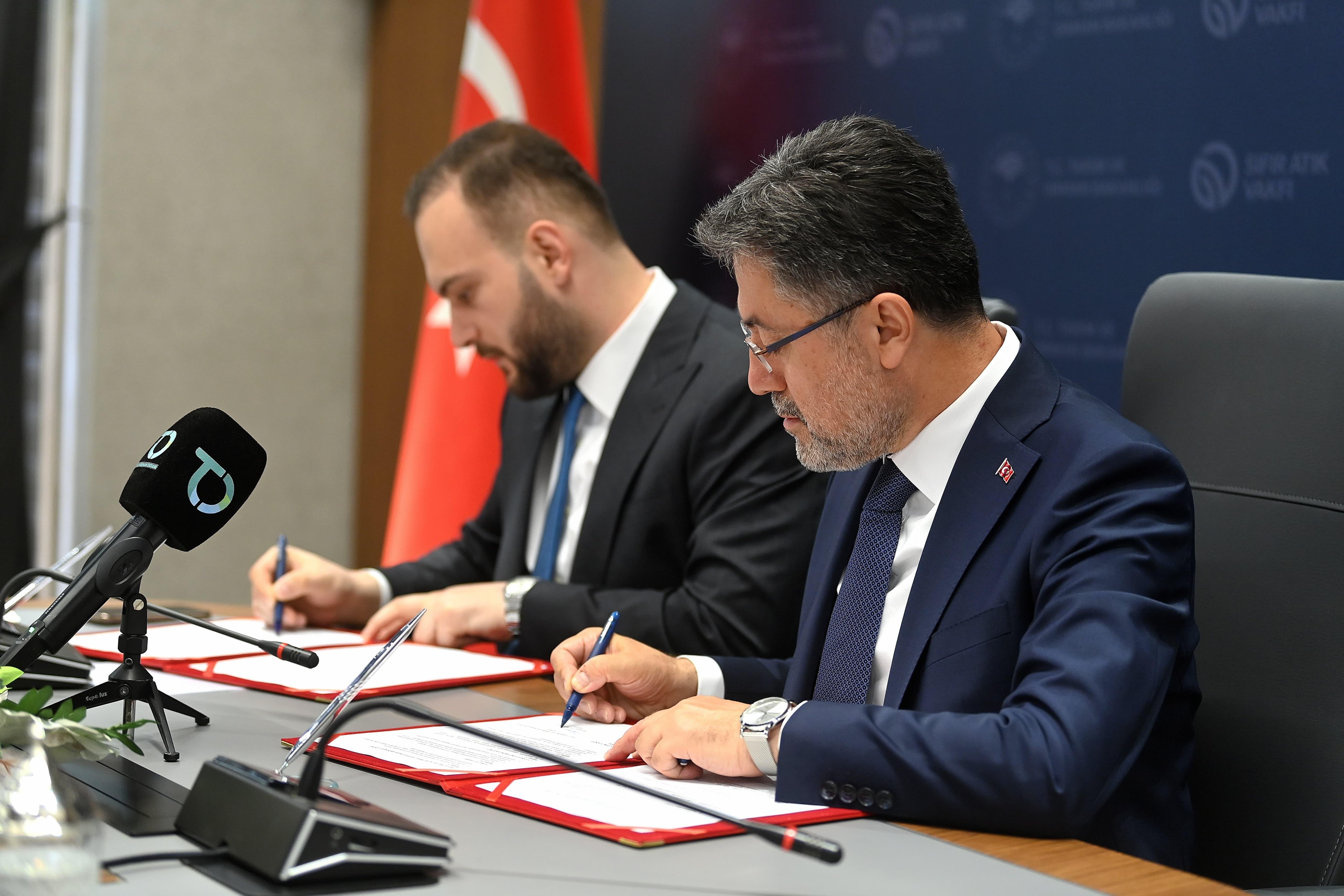 Tarım ve Orman Bakanı İbrahim Yumaklı ve Sıfır Atık Vakfı Başkanı Samet Ağırbaş protokol imzalıyor