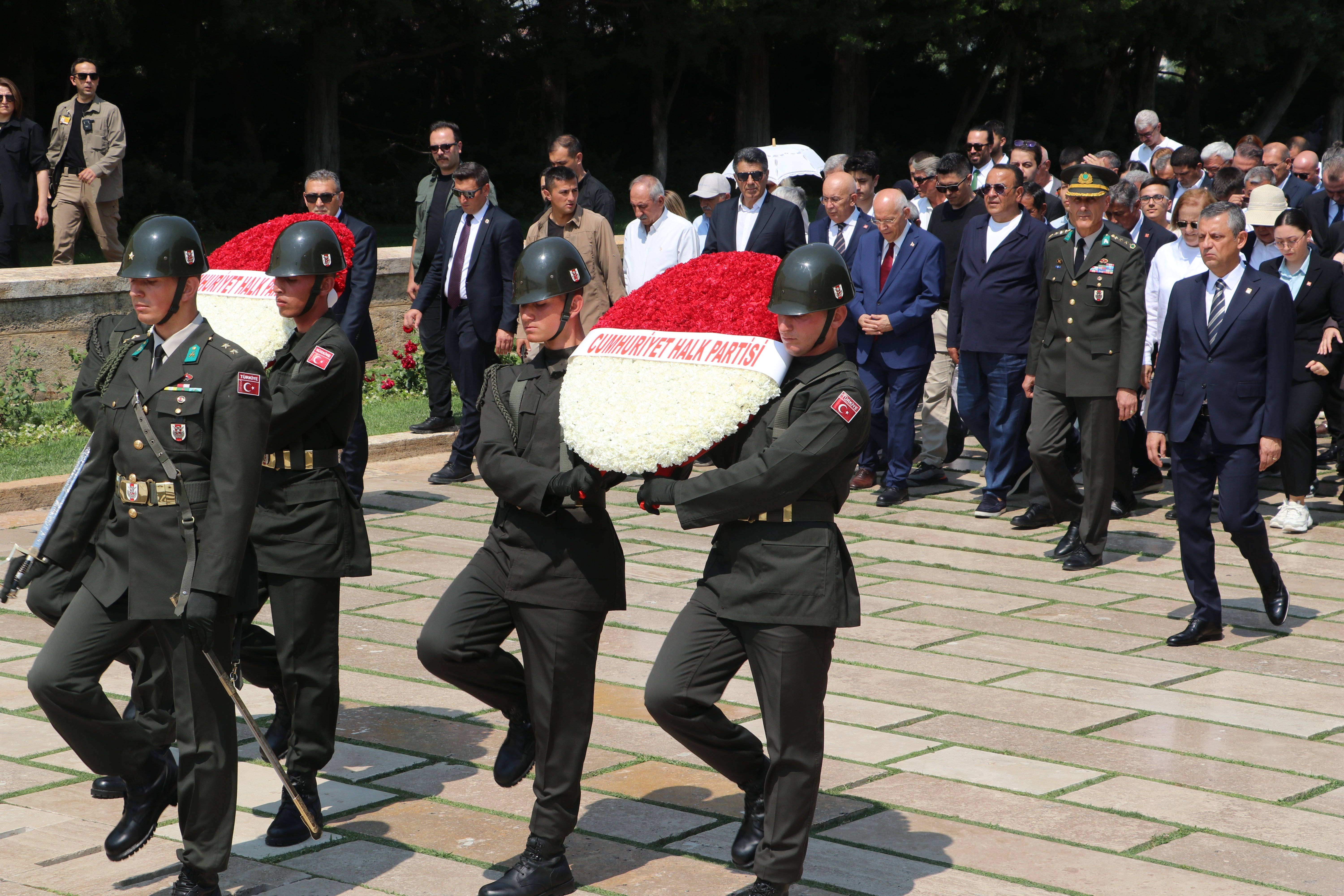Özgür Özel Anıtkabir defterine yazı yazarken