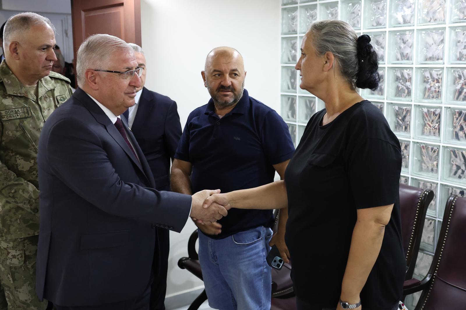 Bakan Güler Mehmetçiklerle