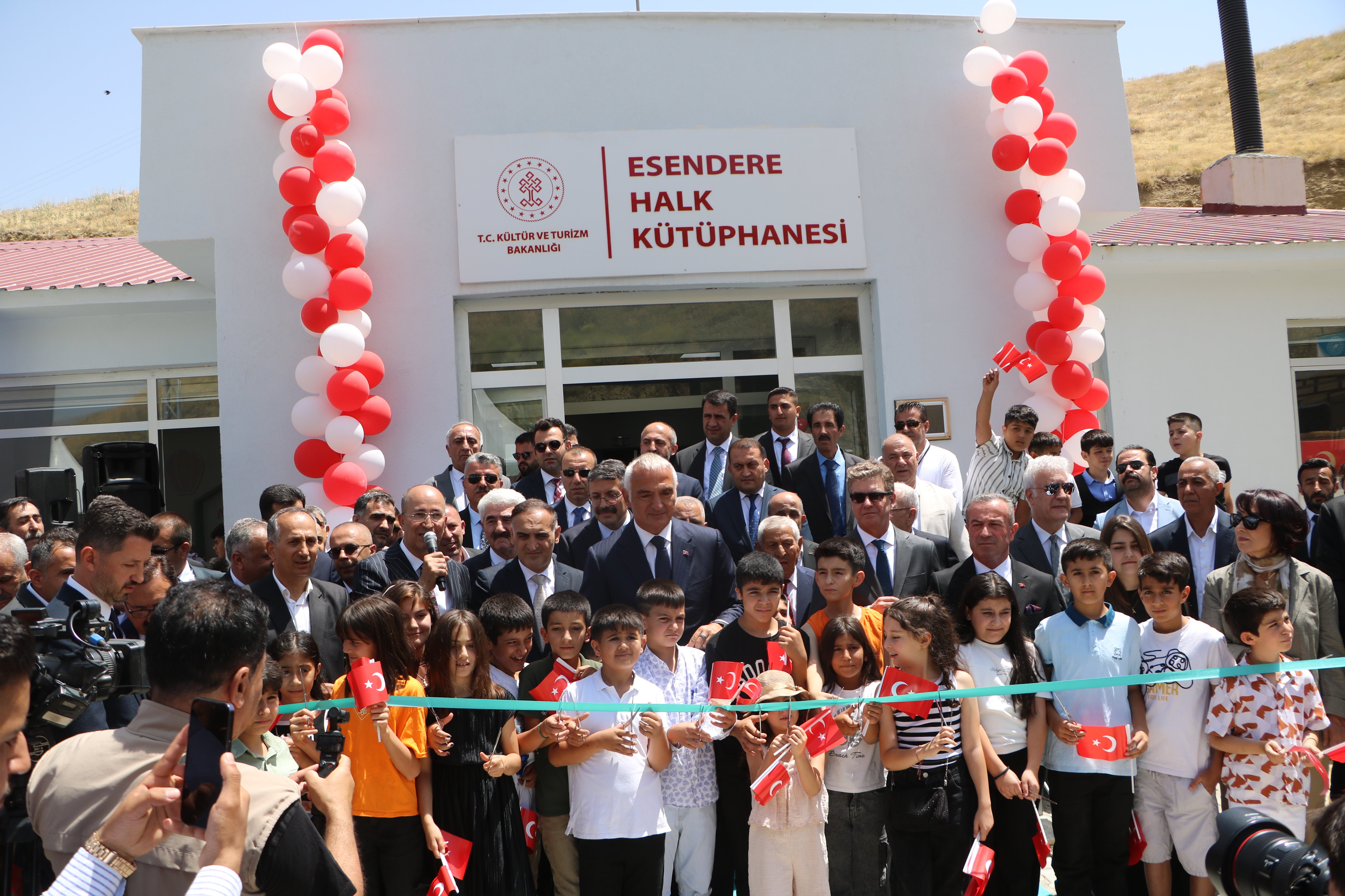 Bakan Ersoy konuşma yaparken