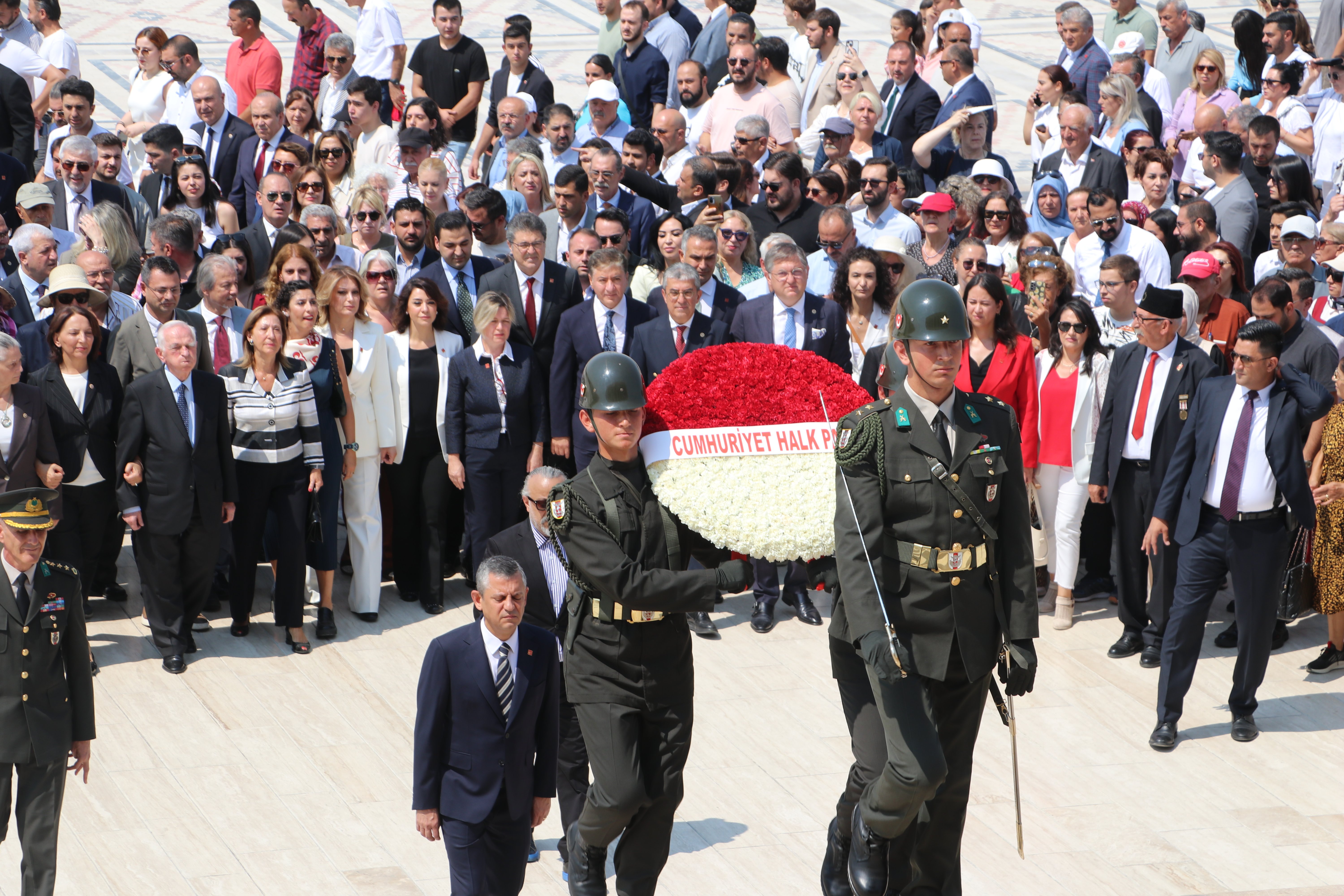 Özgür Özel İsmet İnönü