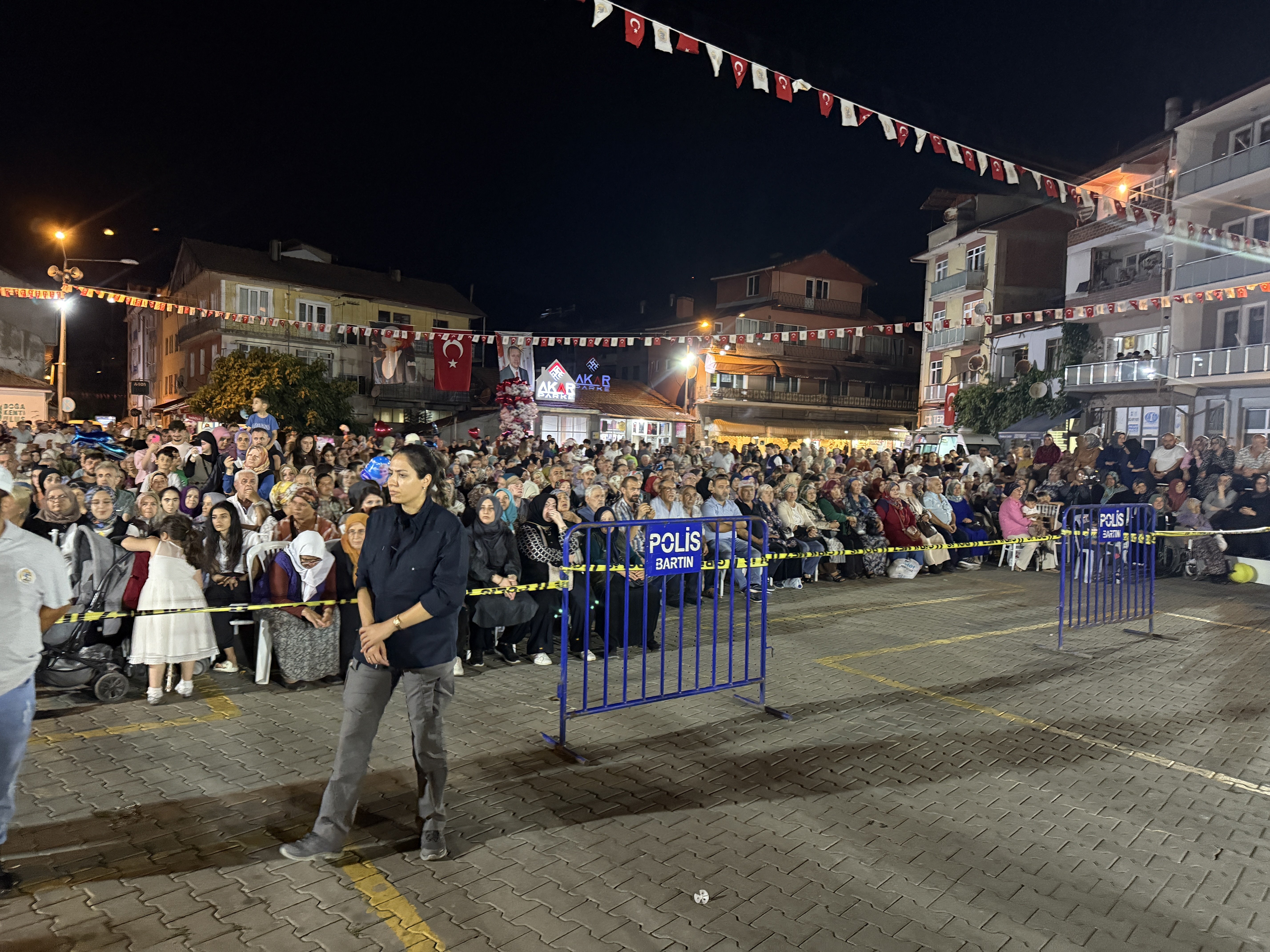 Adalet Bakanı Yılmaz Tunç plaket alıyor