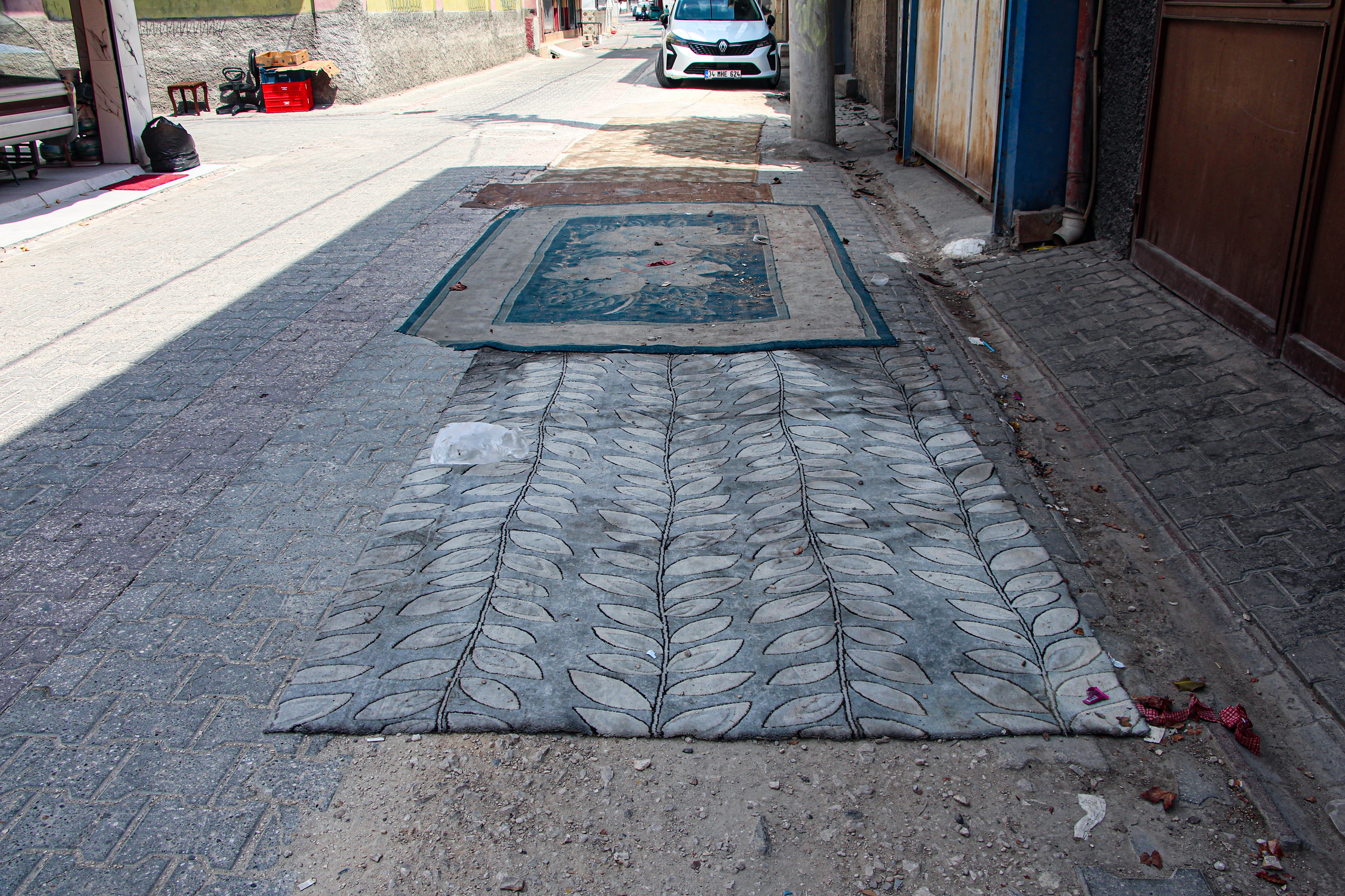 Adana Gülpınar Mahallesi halı serili sokak