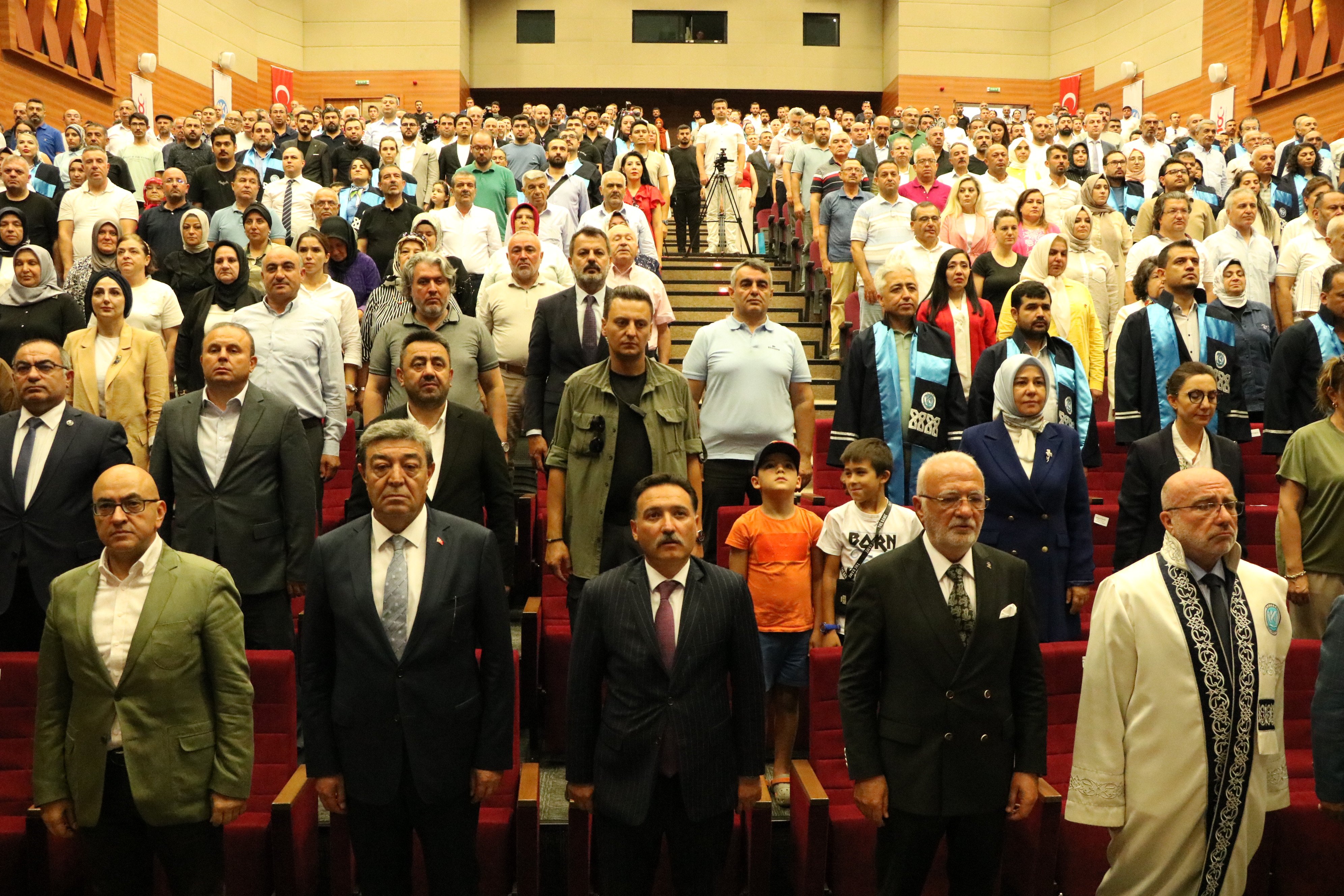 Mustafa Elitaş konuşma yaparken