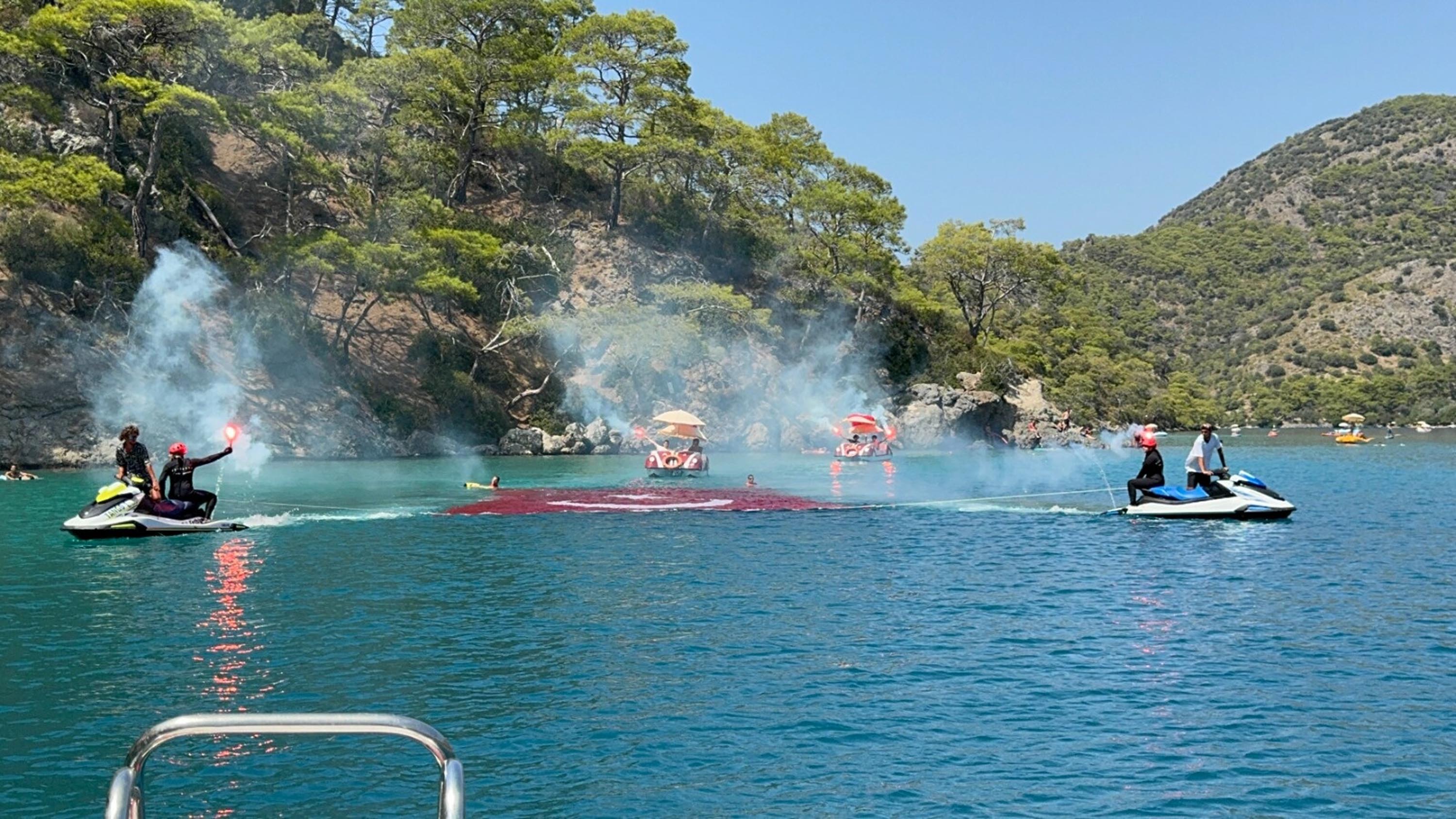 Denizde Türk Bayrağı JAK Timi