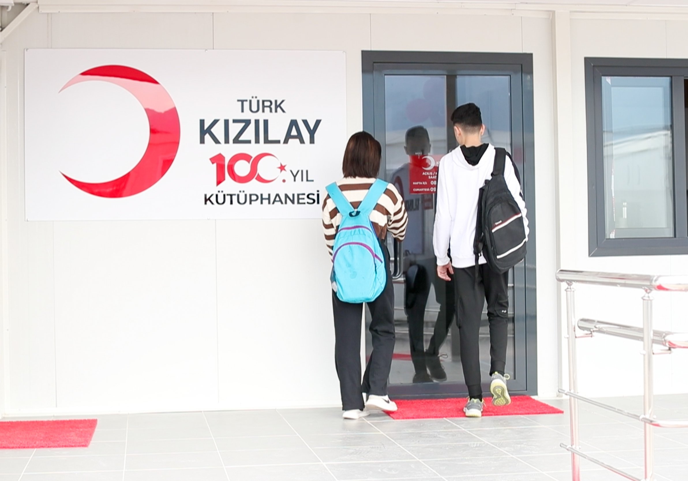 Kütüphanede Sınava Hazırlanan Öğrenciler
