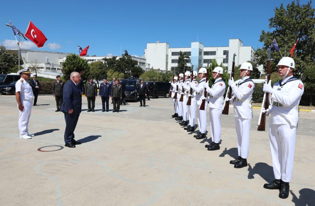 Milli Savunma Bakanı Yaşar Güler İstanbul Tersanesi Komutanlığı ziyareti