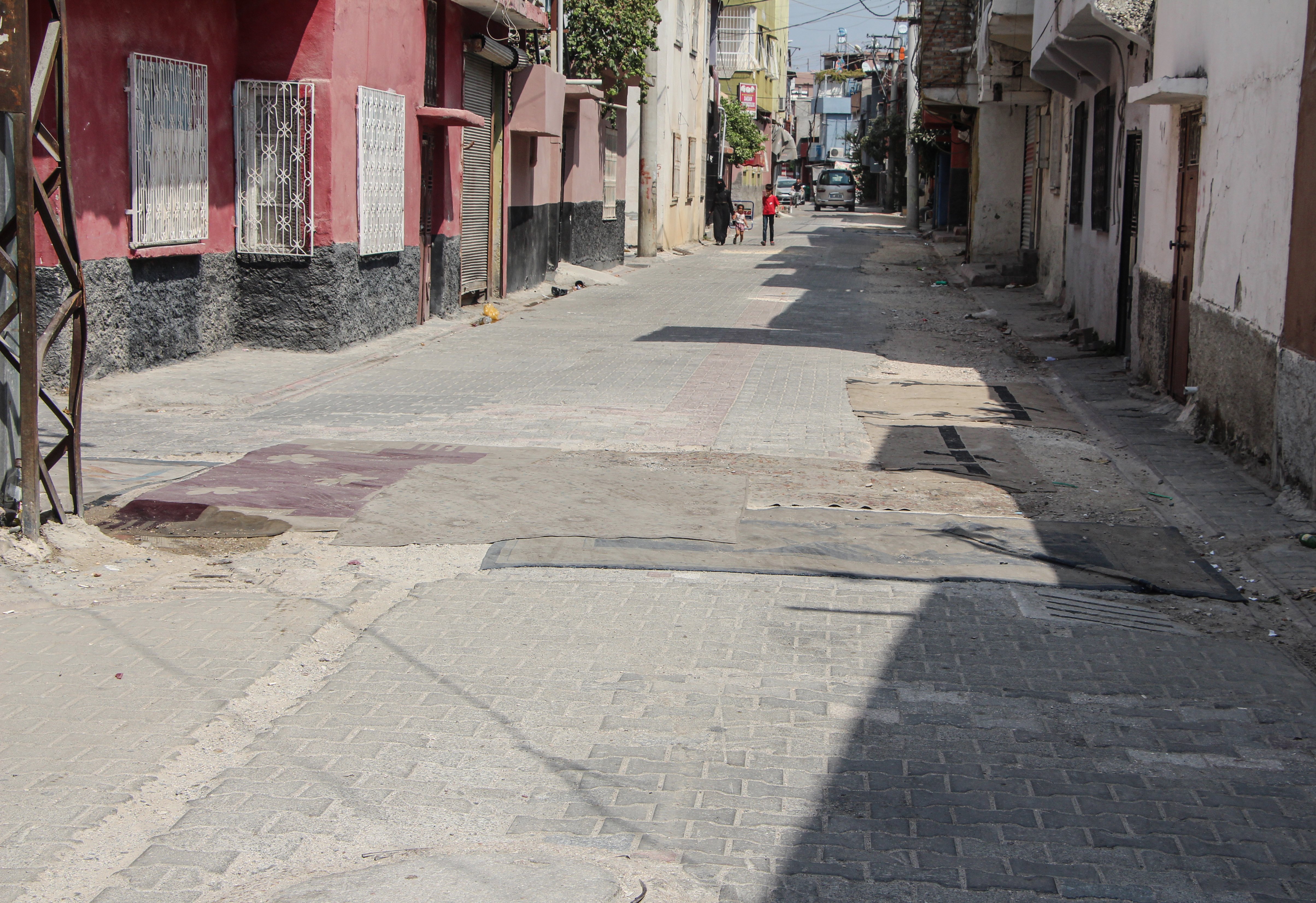 Adana mahalle sakinleri halı seriyor