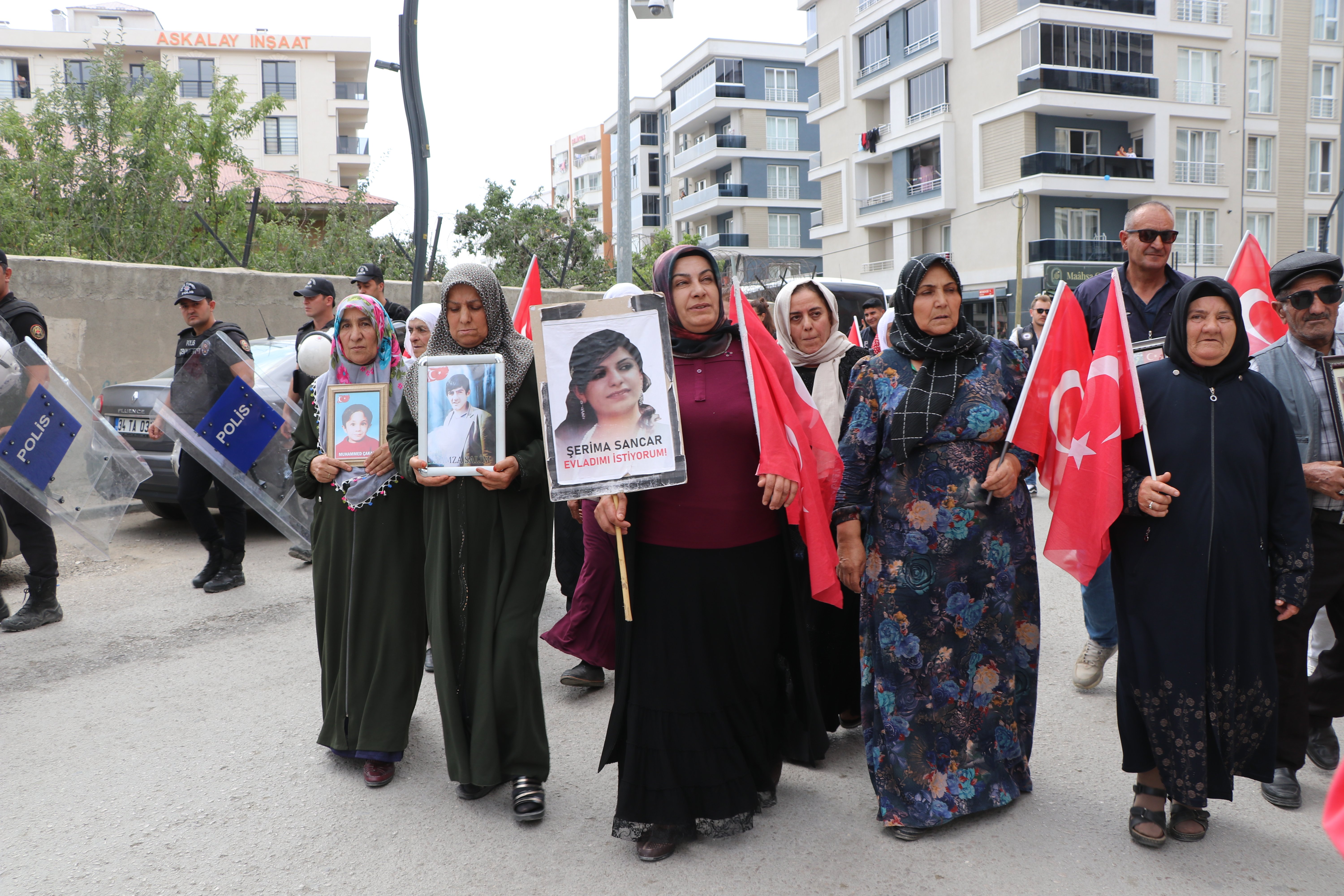 Aileler DEM Parti önünde protesto