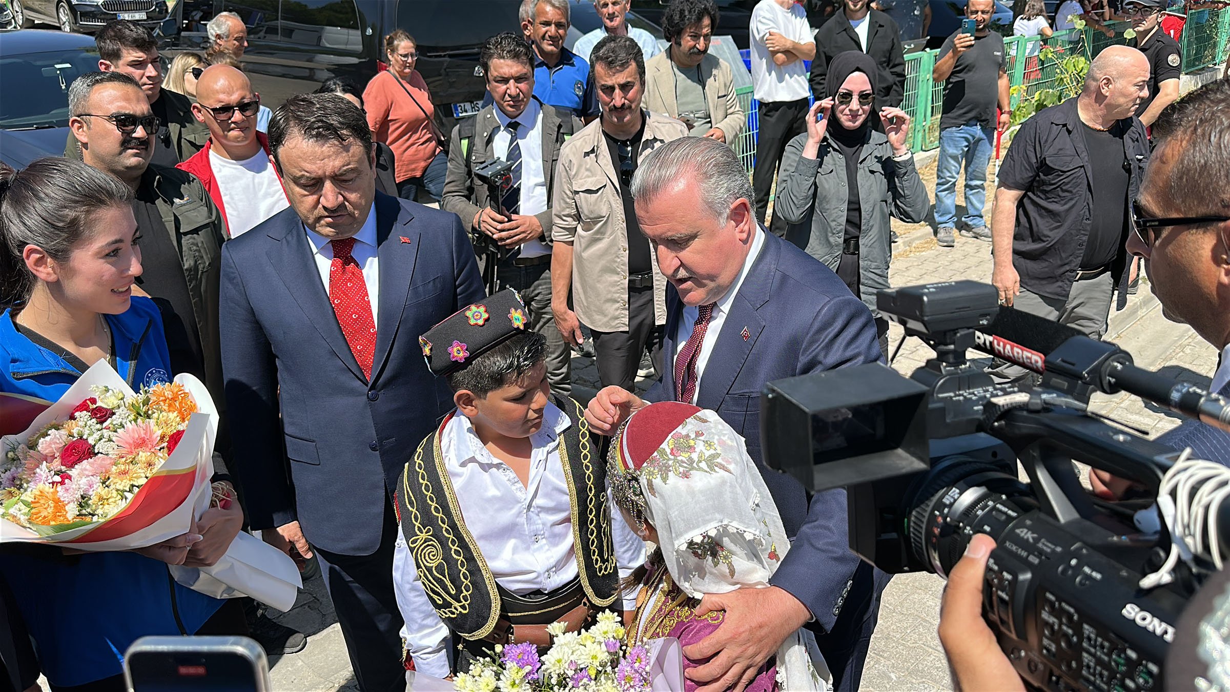Bakan Bak gençlerle hatıra fotoğrafı