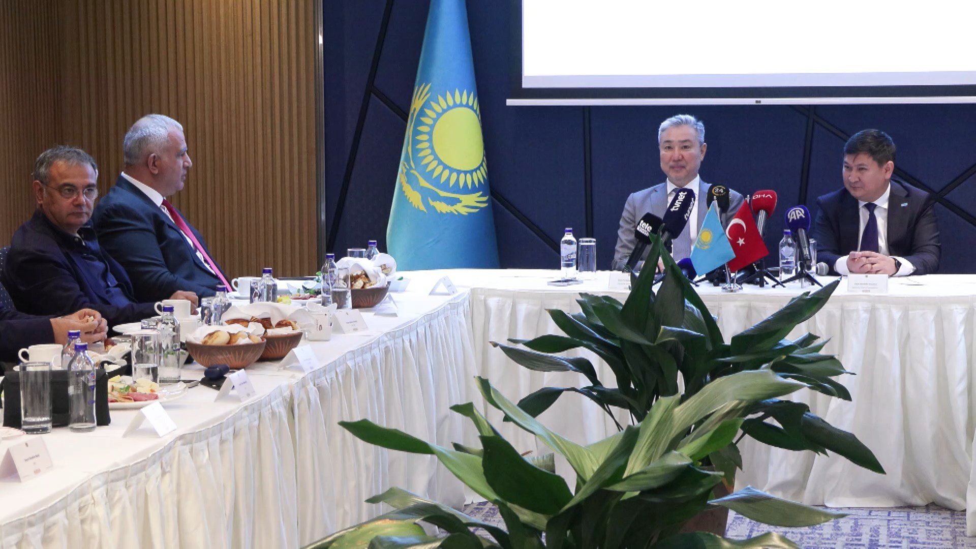 Kazakistan Büyükelçisi Sapiyev