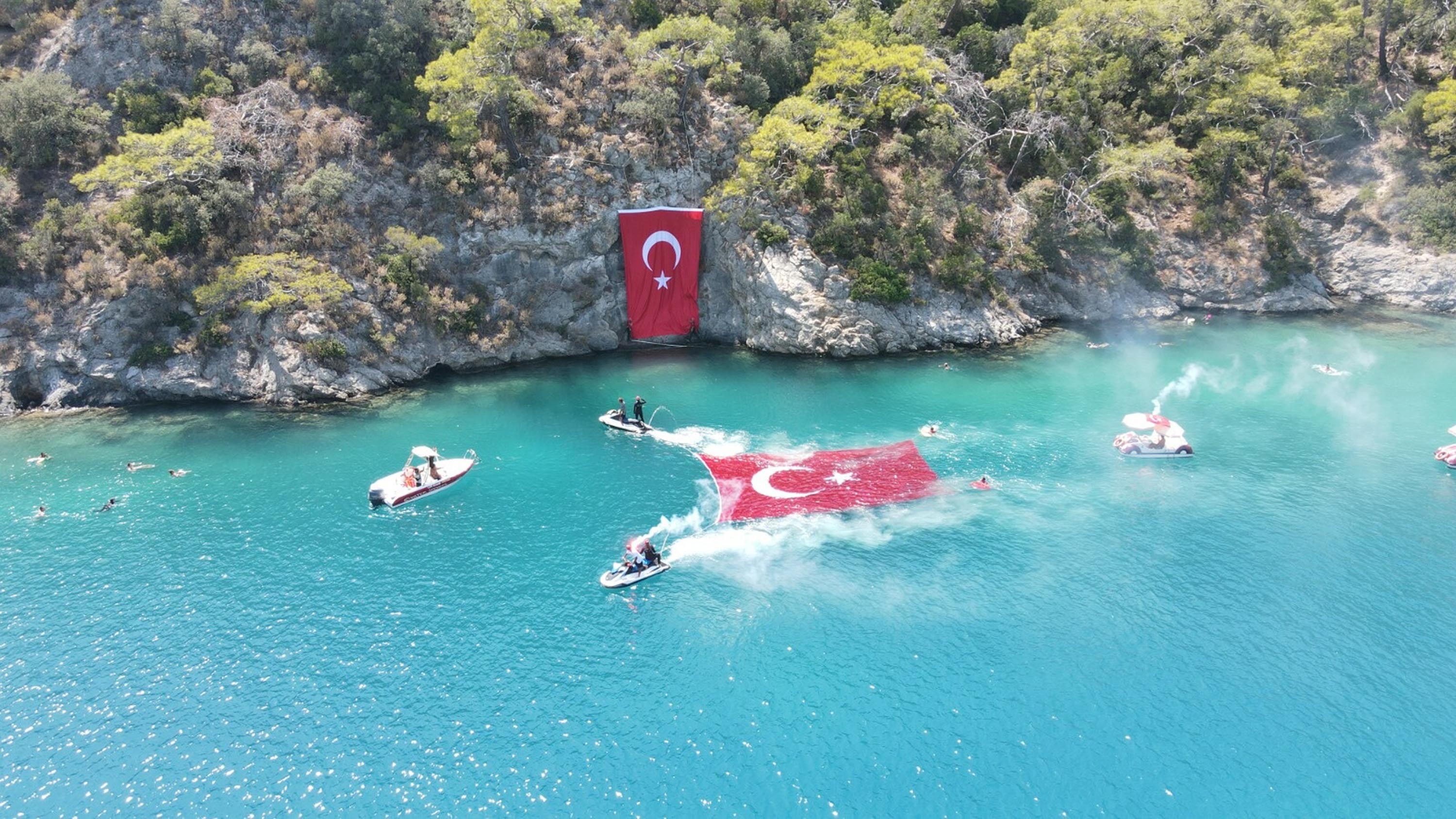 JAK Timi Denizde Türk Bayrağı