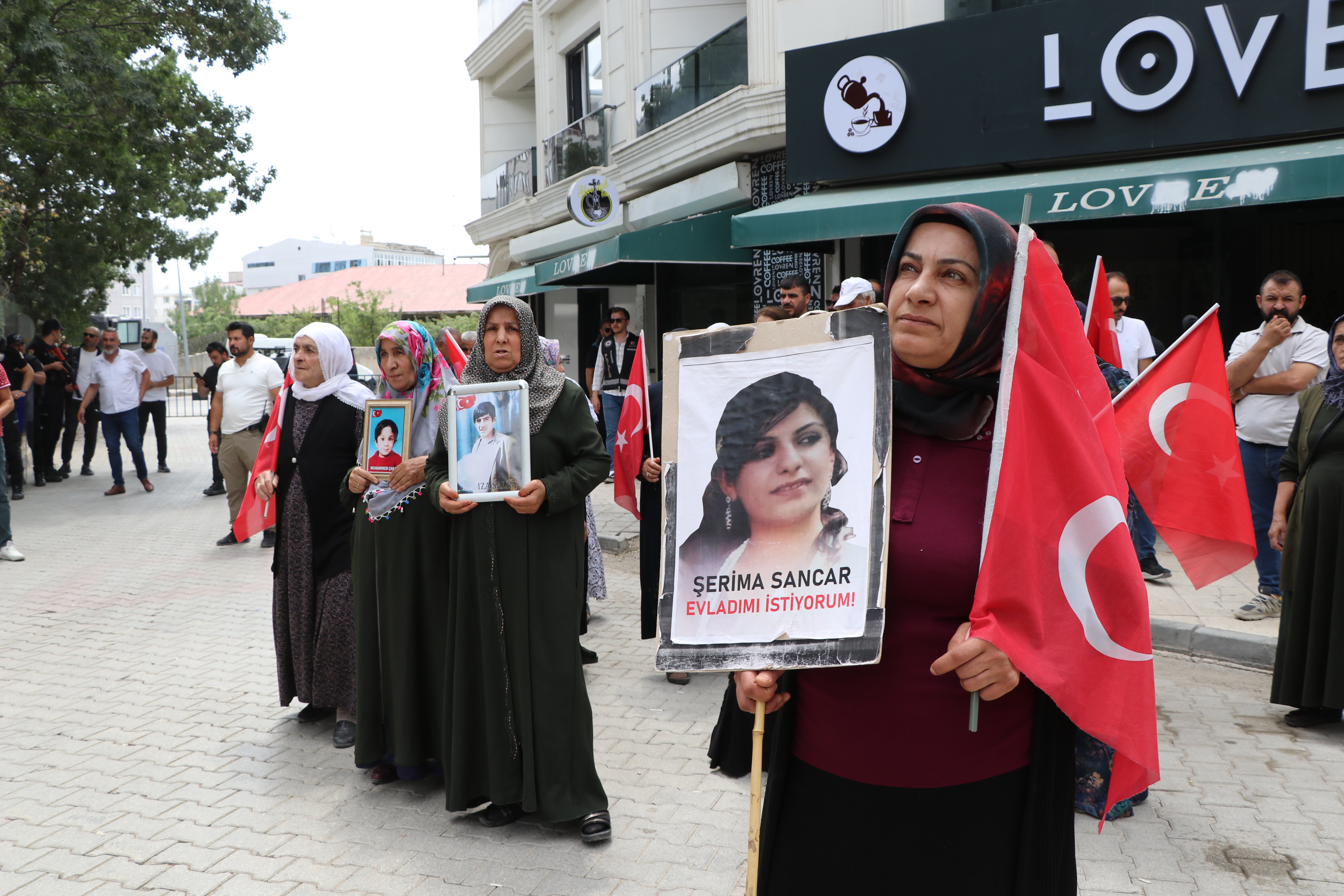 Nazlı Sancar DEM Parti önünde eylemde