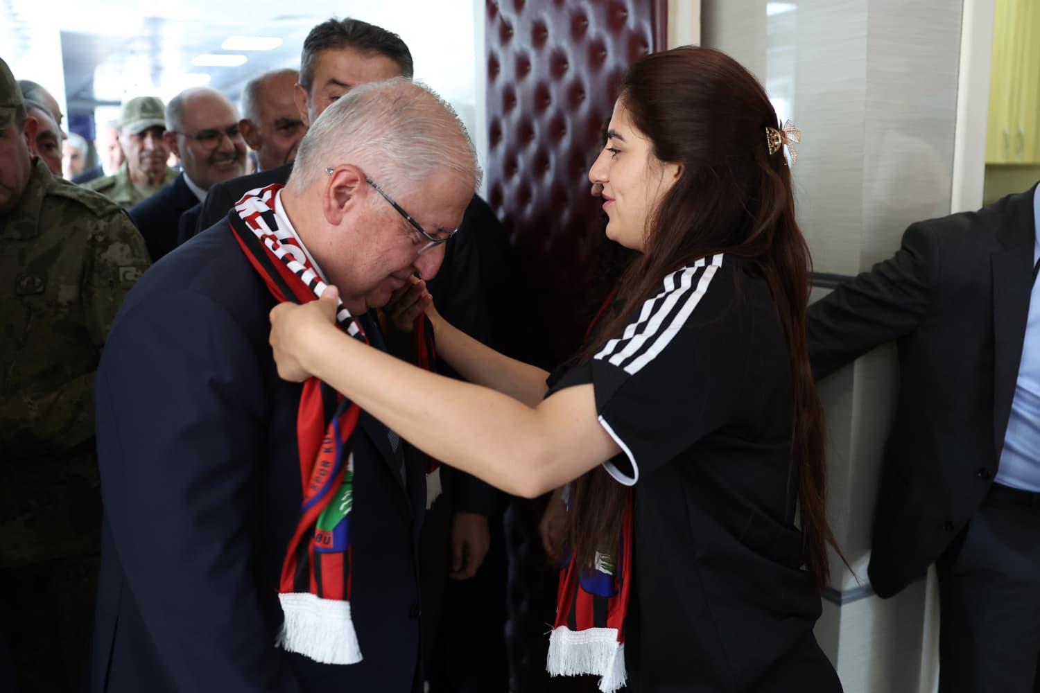 Milli Savunma Bakanı Yaşar Güler Yüksekova Kadın Futbol Takımı ile bir araya geldi