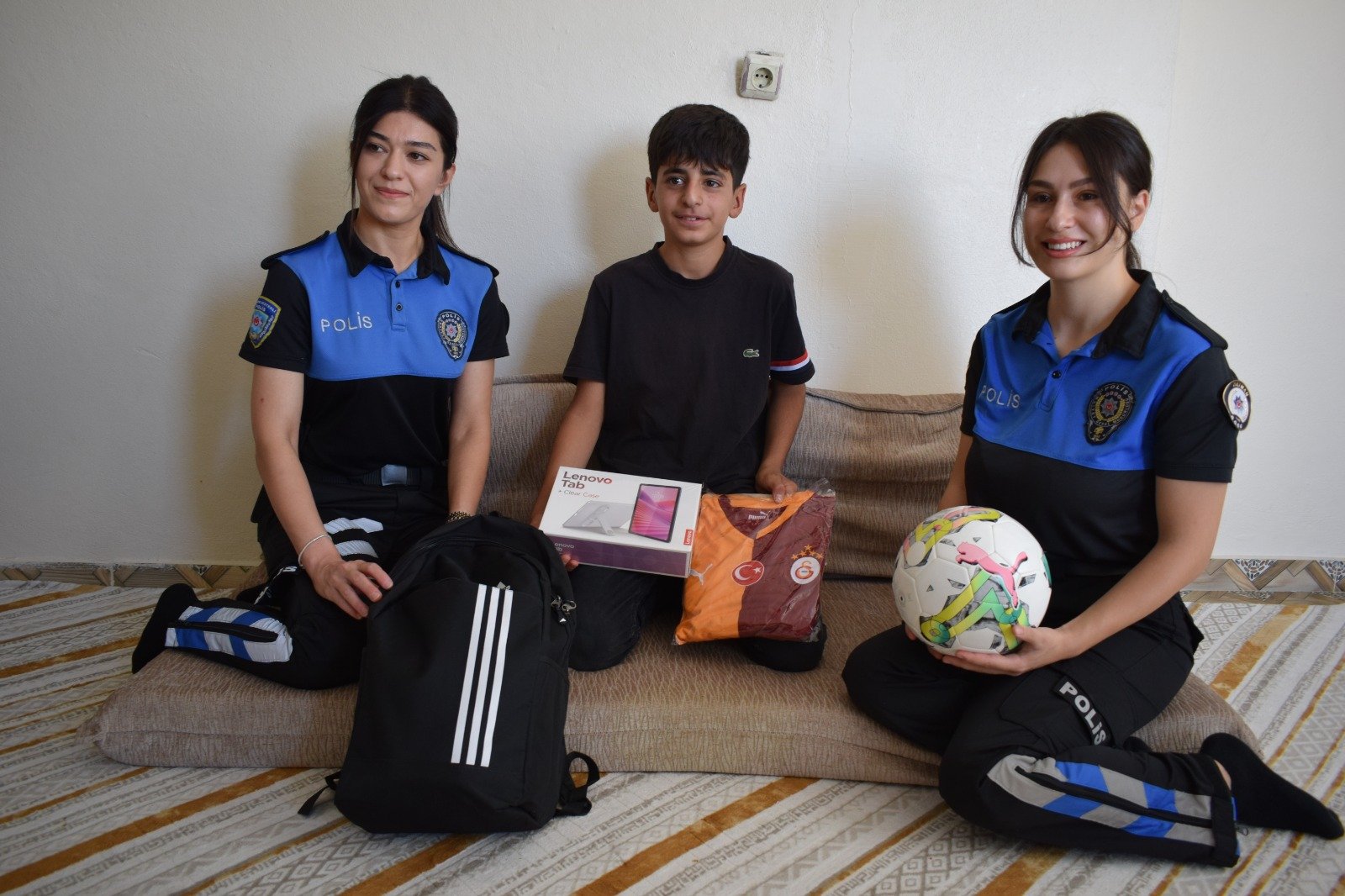 Ömer Çoban altınları polise teslim ediyor