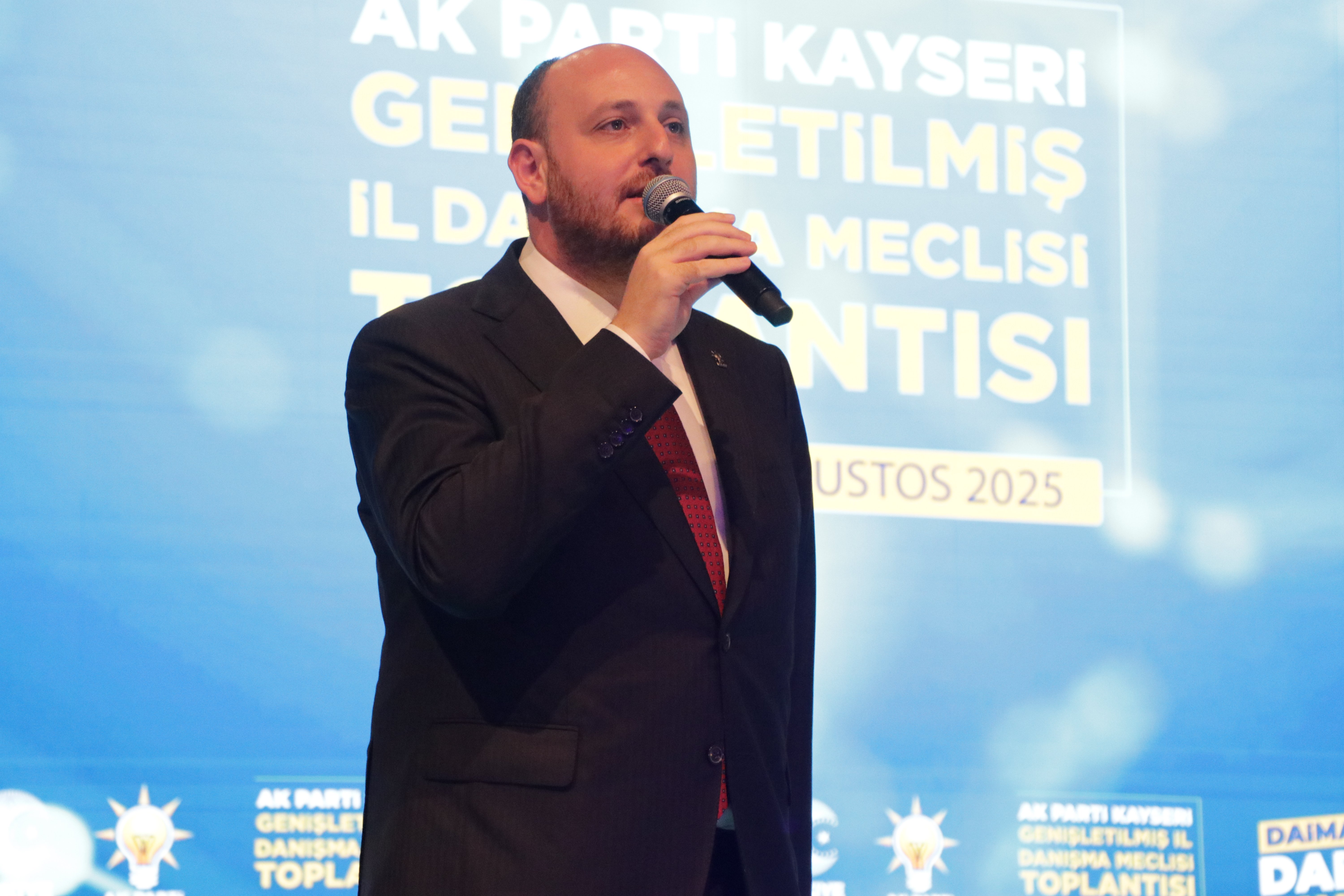 Ahmet Büyükgümüş konuşma yapıyor