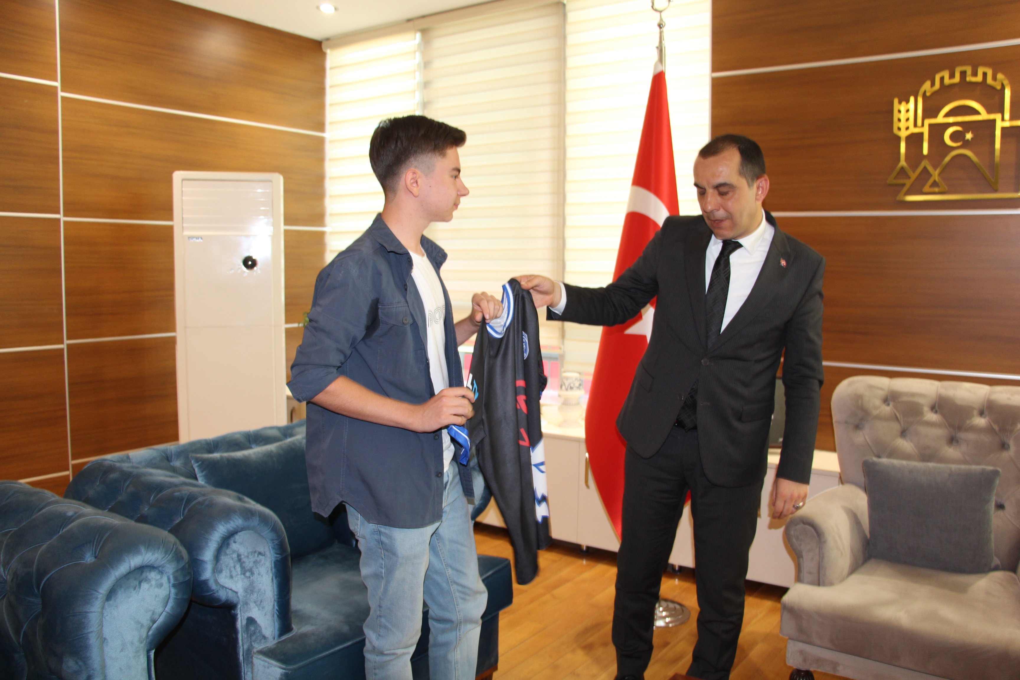 Mert Can Ballıca bayrakları düzeltirken