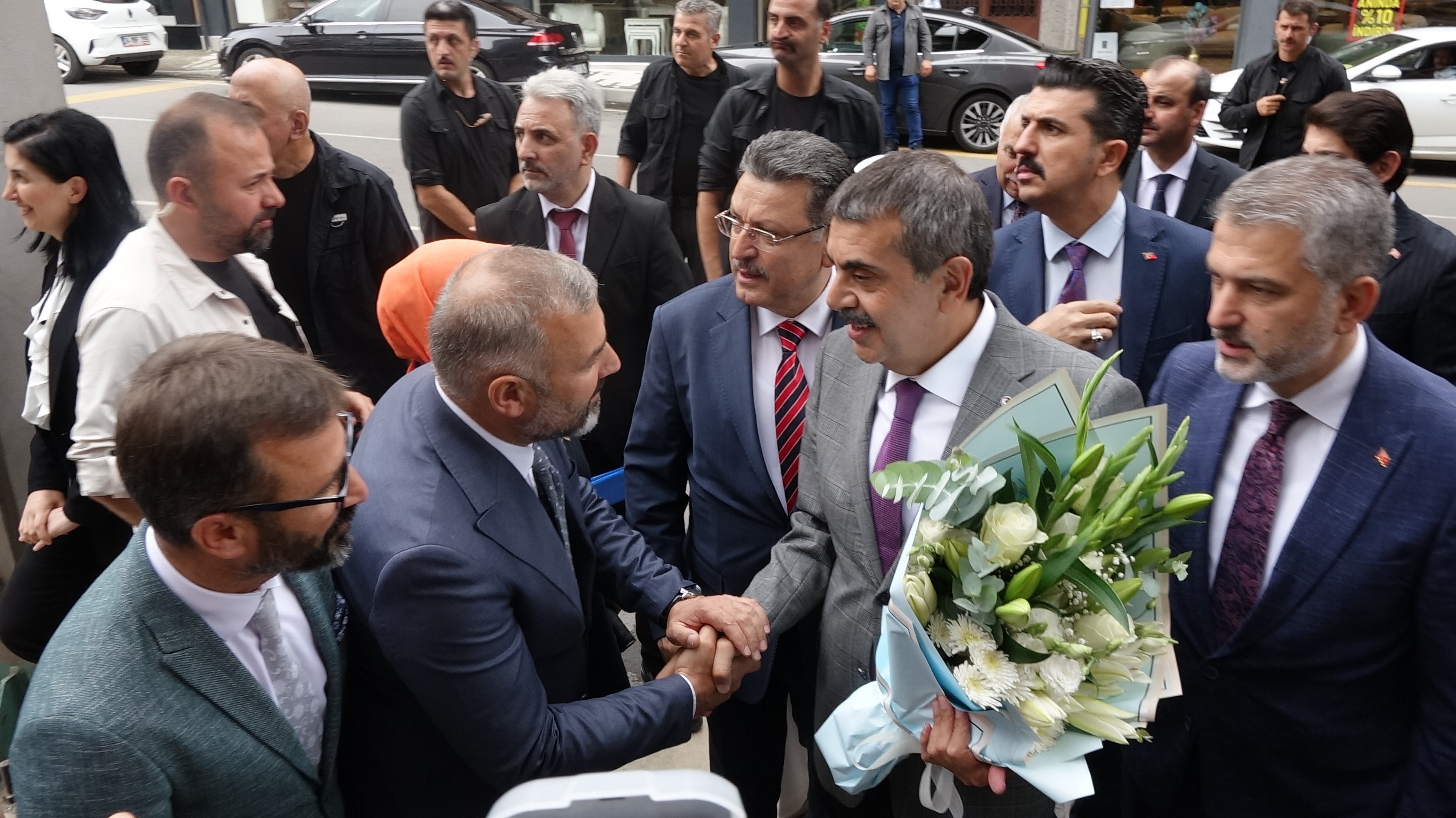 Bakan Tekin öğrencilerle