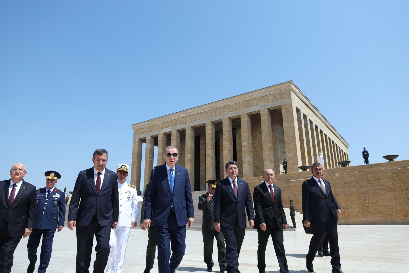 Cumhurbaşkanı Erdoğan Anıtkabir defterini imzalıyor