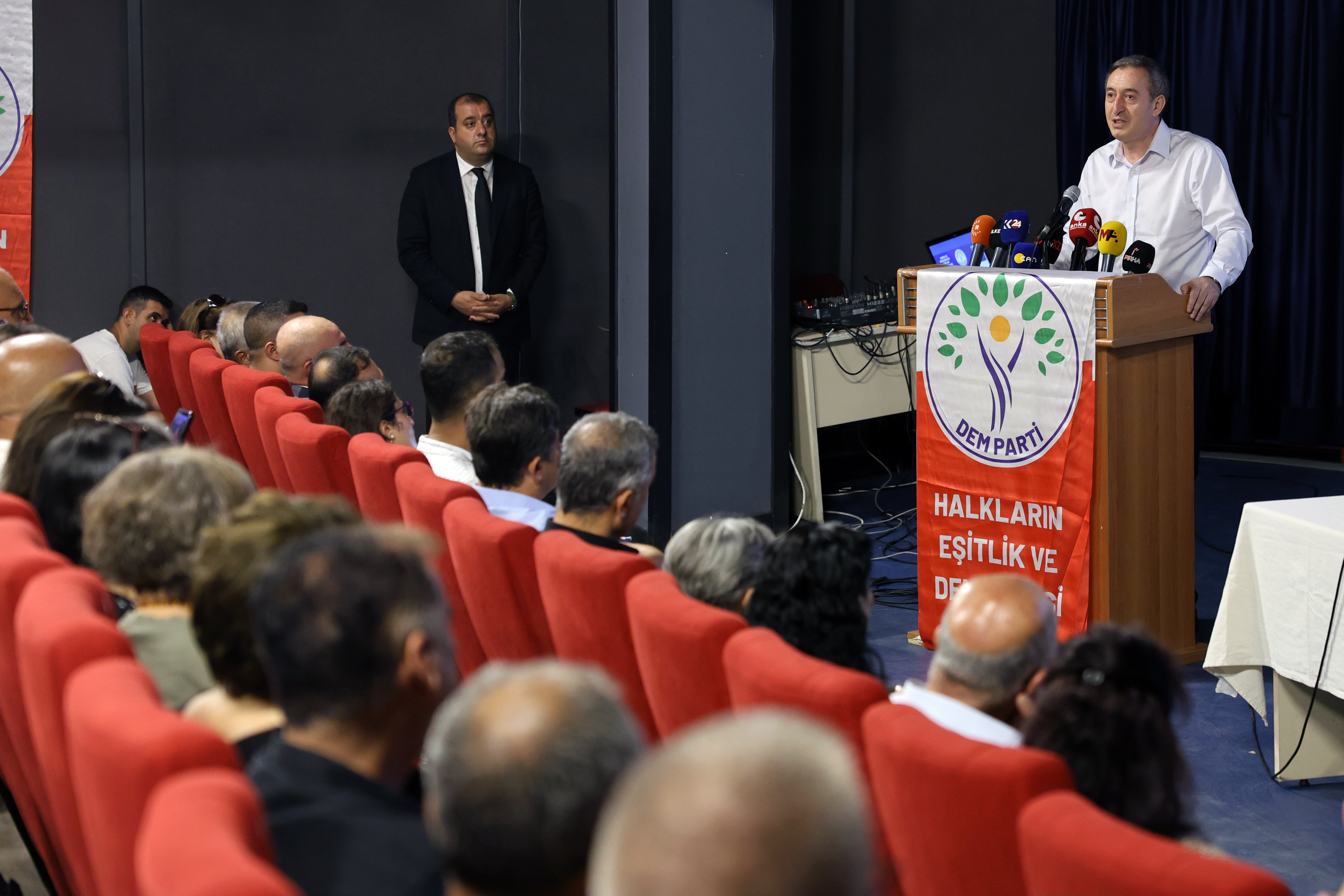 DEM Parti Eş Genel Başkanı Tuncer Bakırhan STK temsilcileriyle görüşüyor