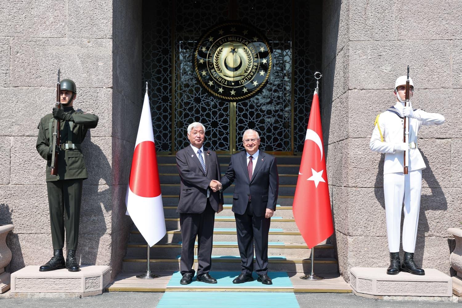 Yaşar Güler ve Gen Nakatani basın önünde
