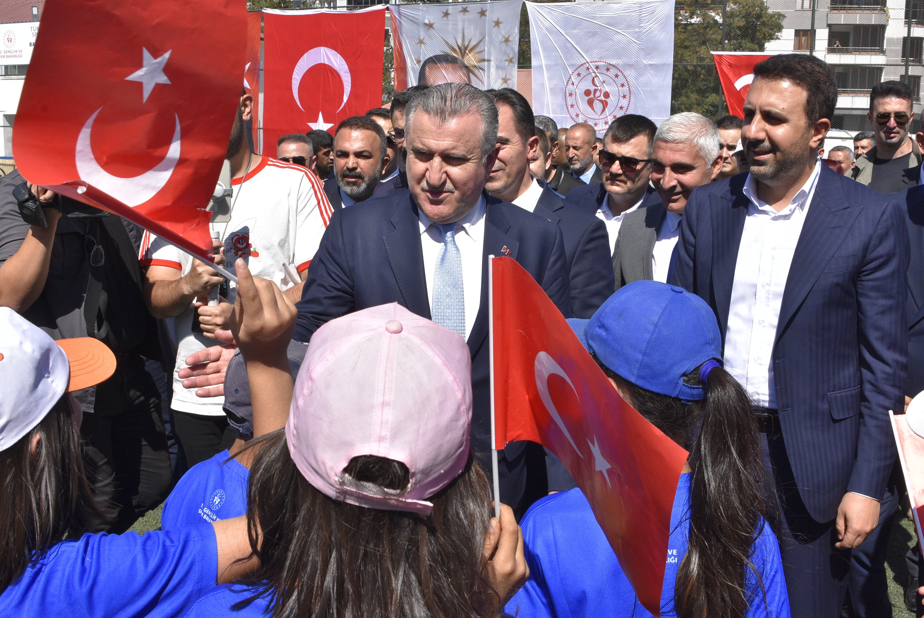 Bakan Bak sporcularla