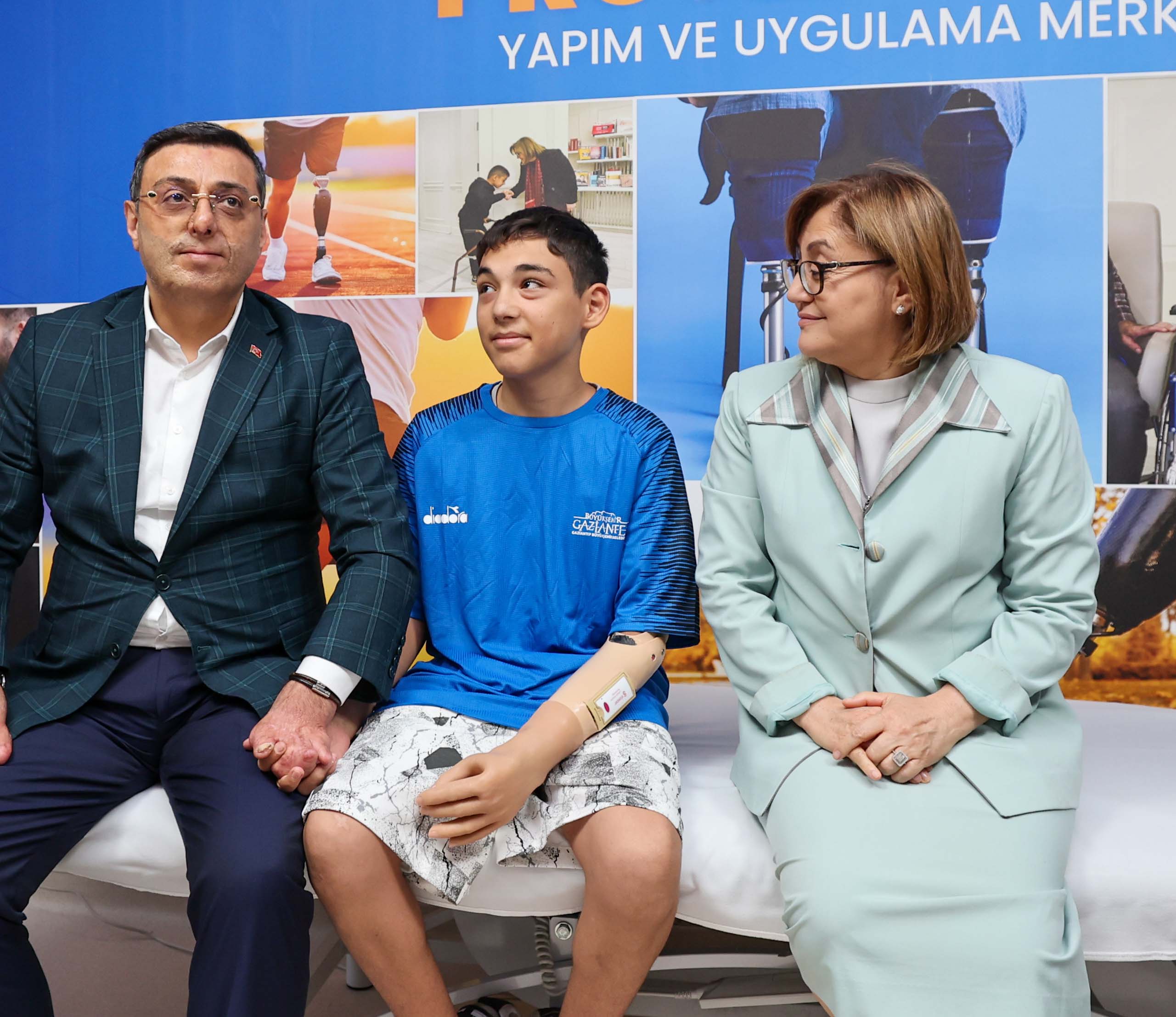 Mehmet Efe Topraklık ve AK Parti İstanbul Milletvekili Serkan Bayram