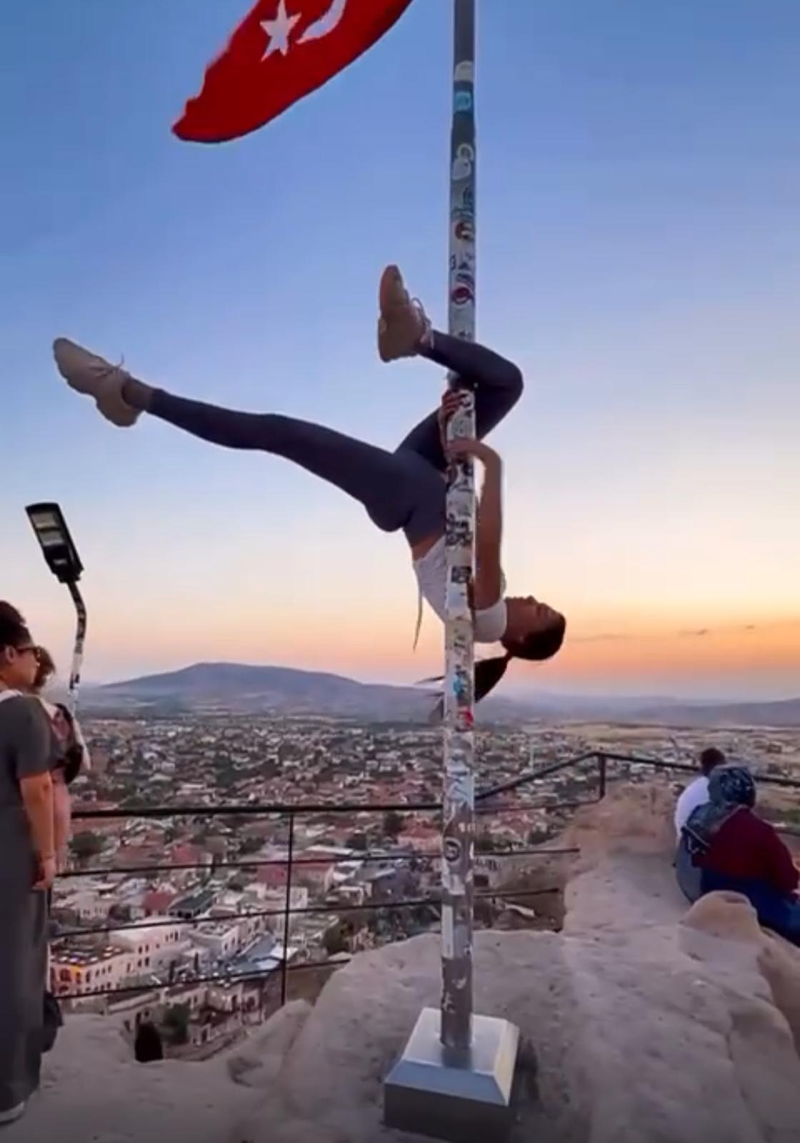 Kapadokya Uçhisar Kalesi Türk Bayrağı