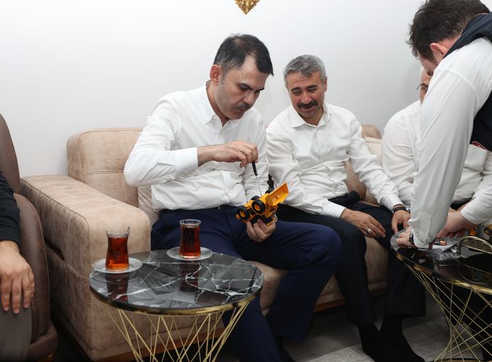 Bakan Murat Kurum depremzede aile ziyareti