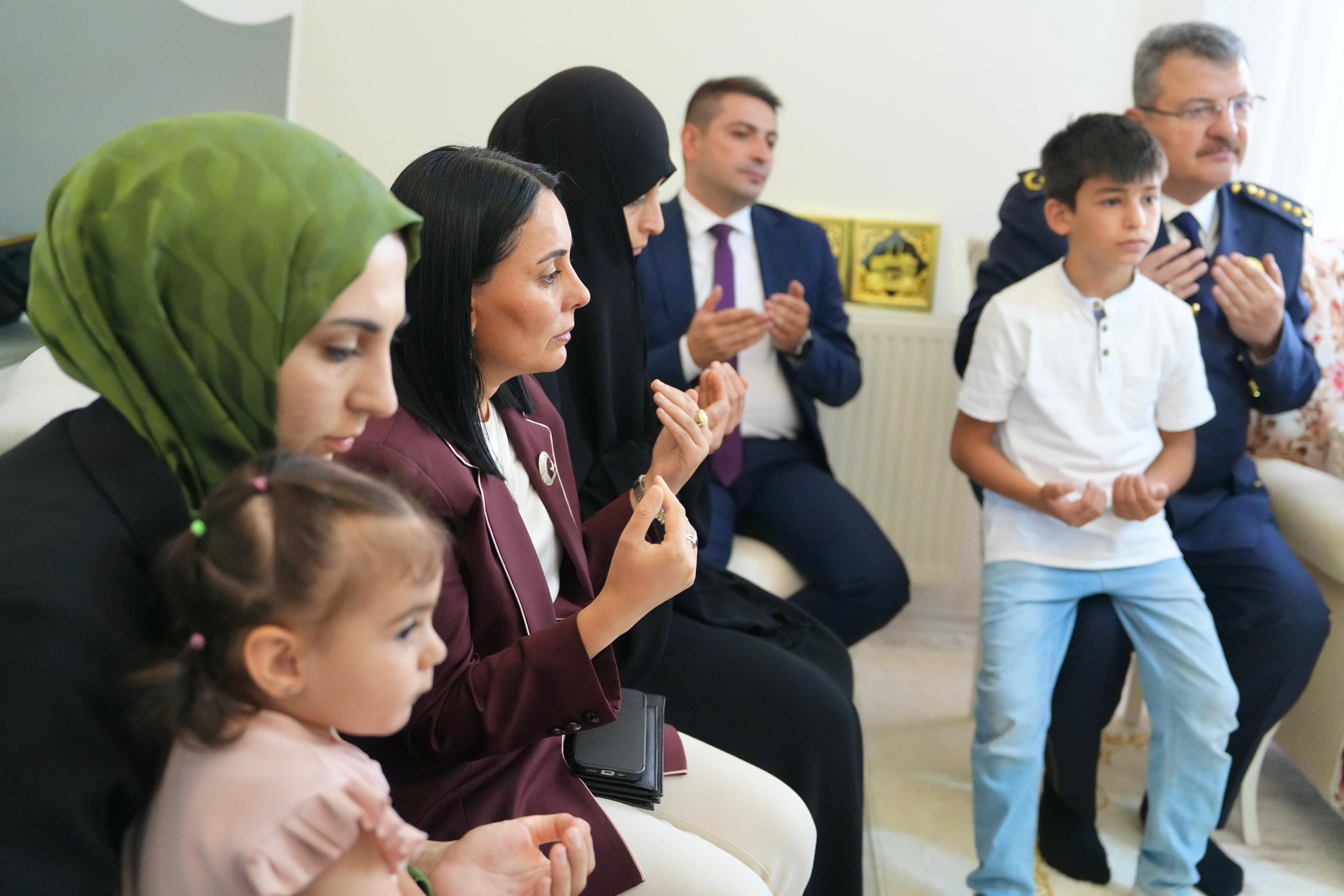 Bakan Yerlikaya şehit ailesiyle