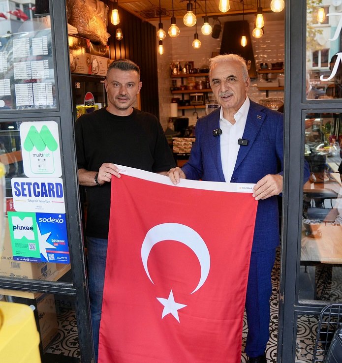 Ümraniye Belediyesi Bayrak Dağıtımı