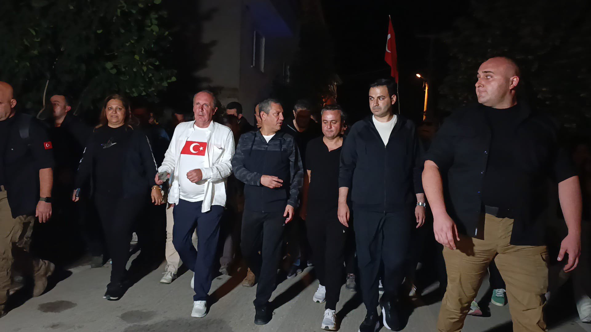 Özgür Özel Zafer Yolu Yürüyüşü