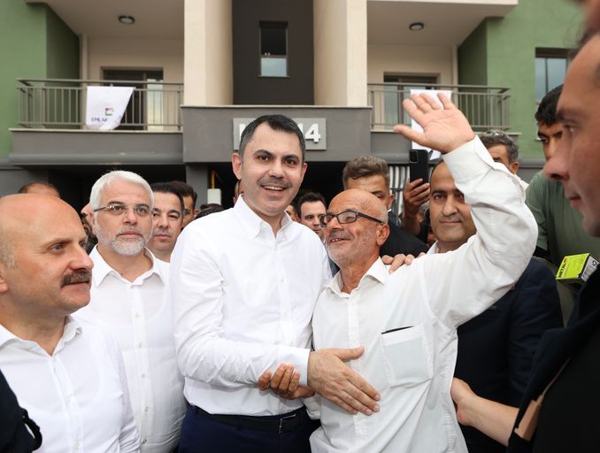Bakan Kurum depremzede aile ziyareti