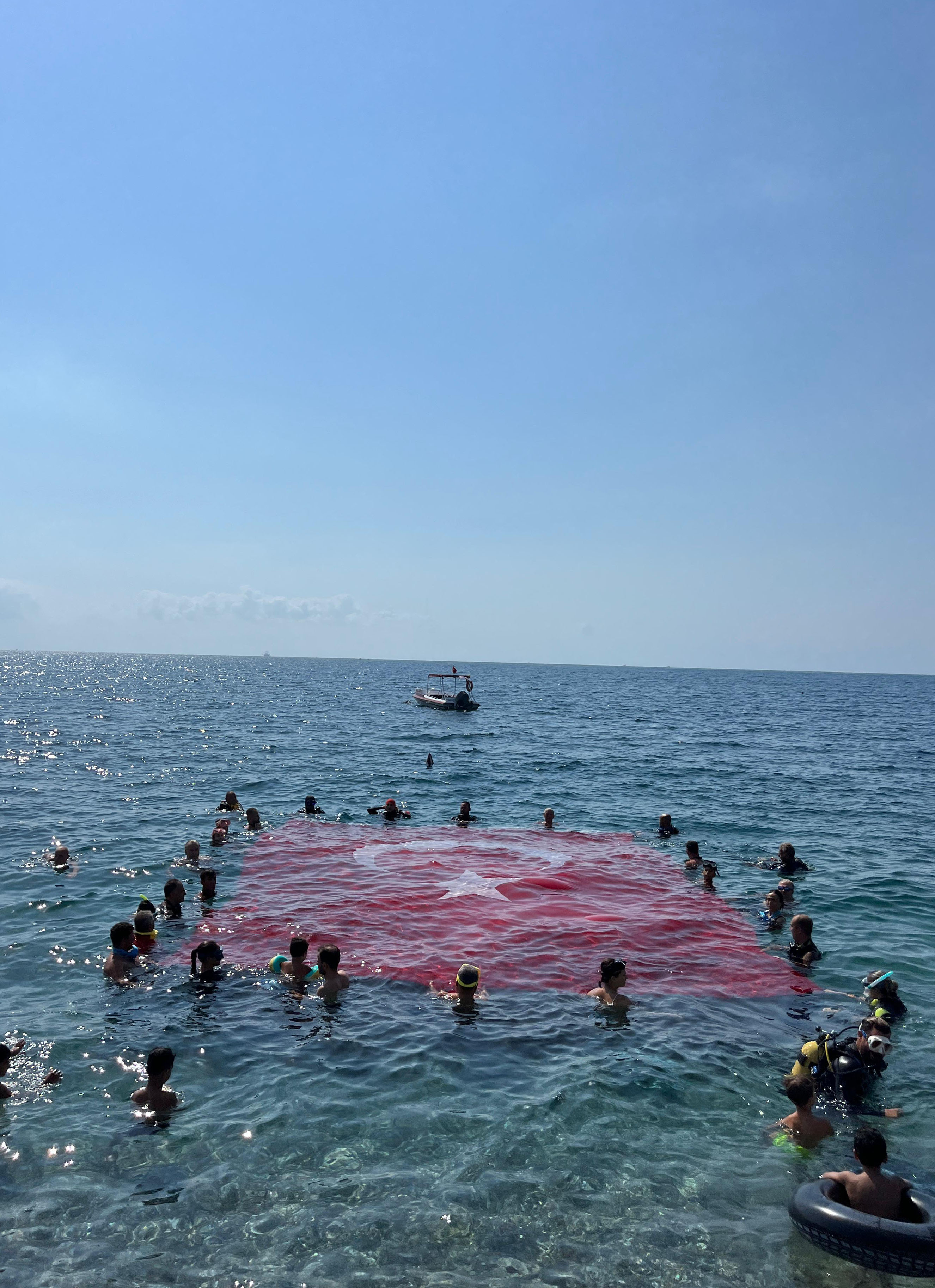 Antalya Zafer Bayramı su altı kutlaması