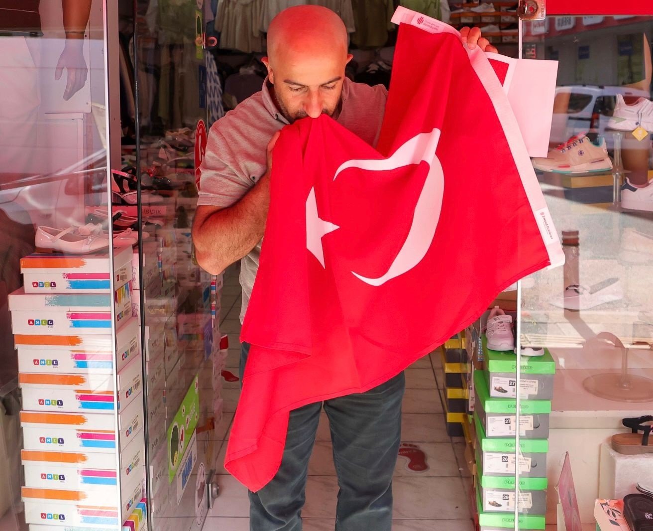 Ümraniye Belediyesi Türk Bayrağı Dağıtımı