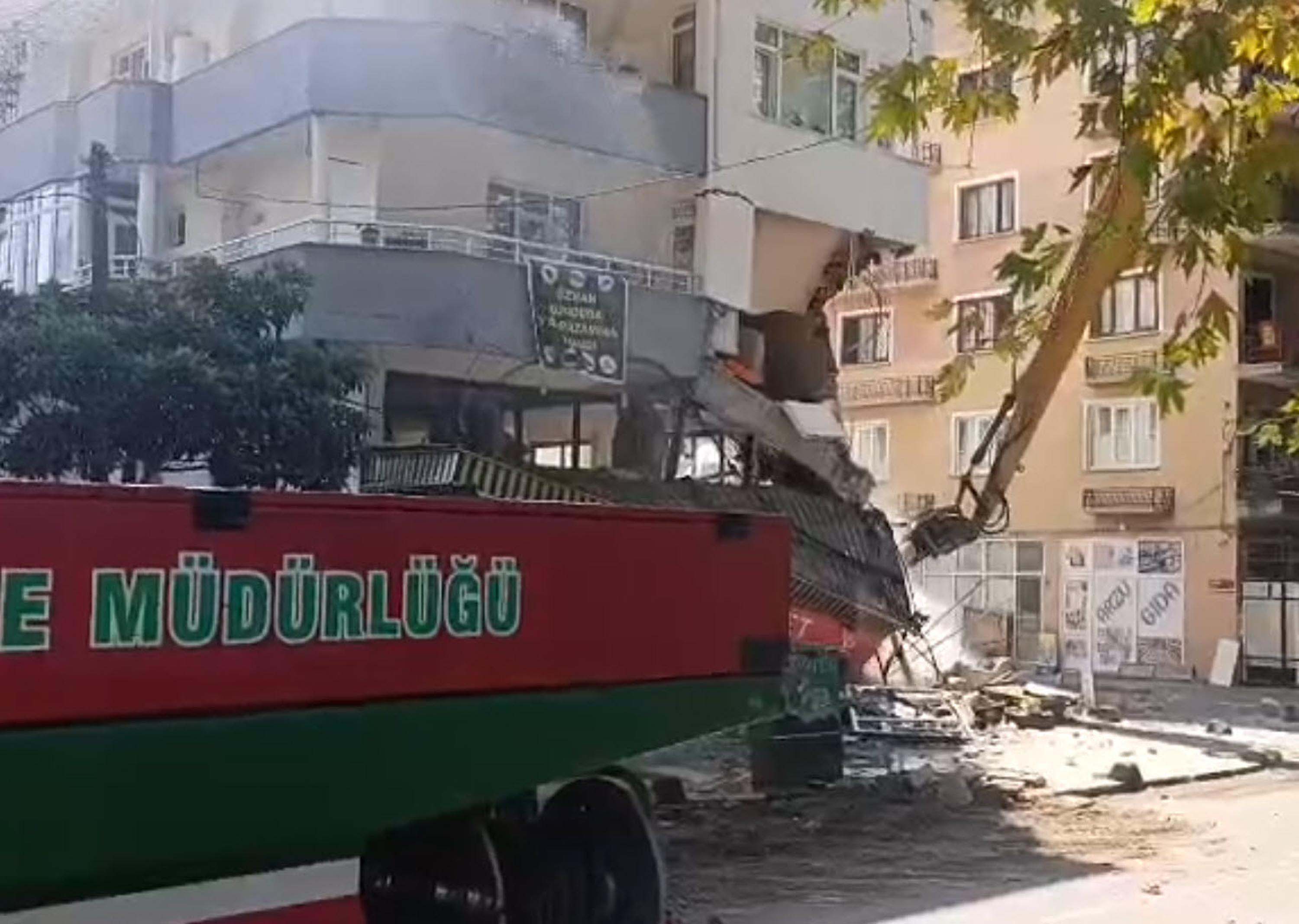 Sındırgı deprem enkaz kurtarma çalışmaları