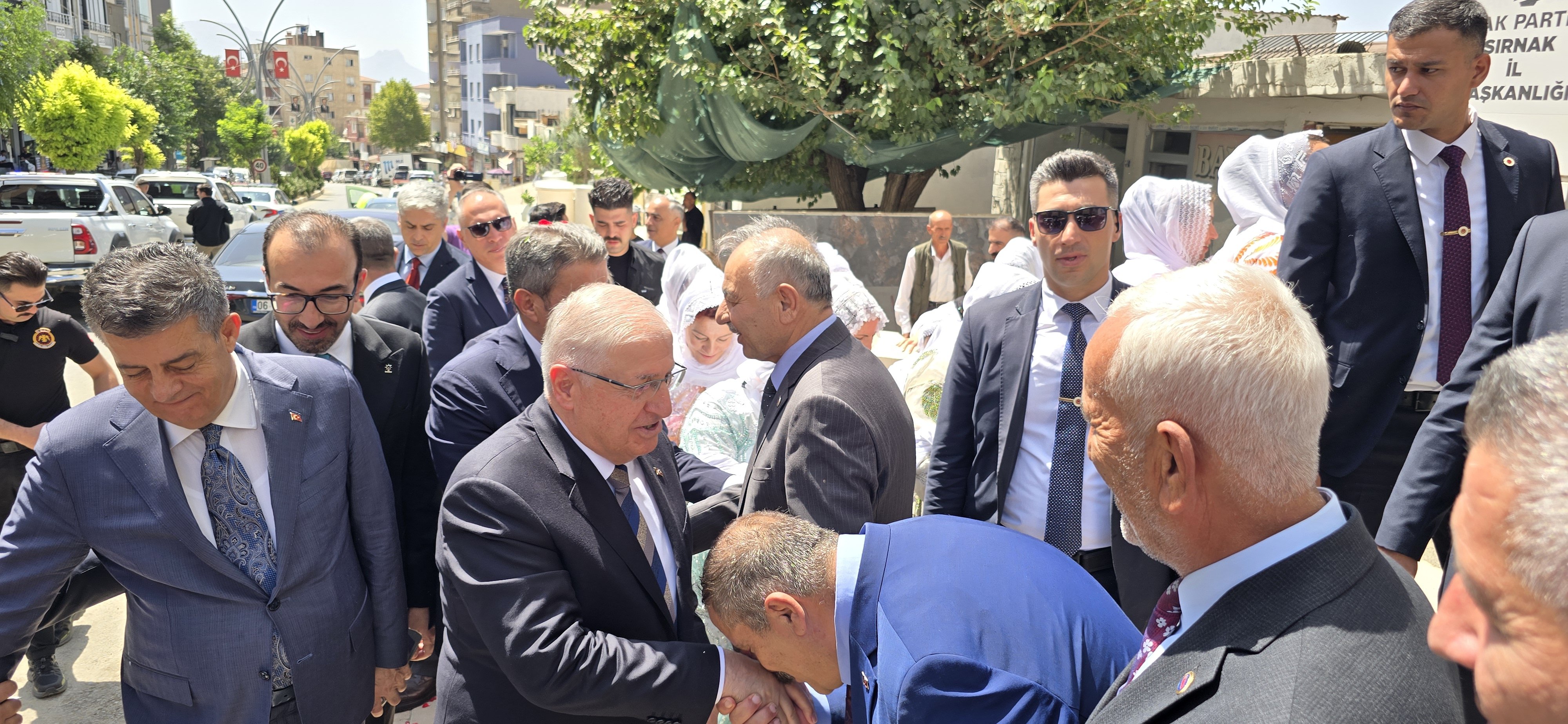 Bakan Güler bölge halkıyla
