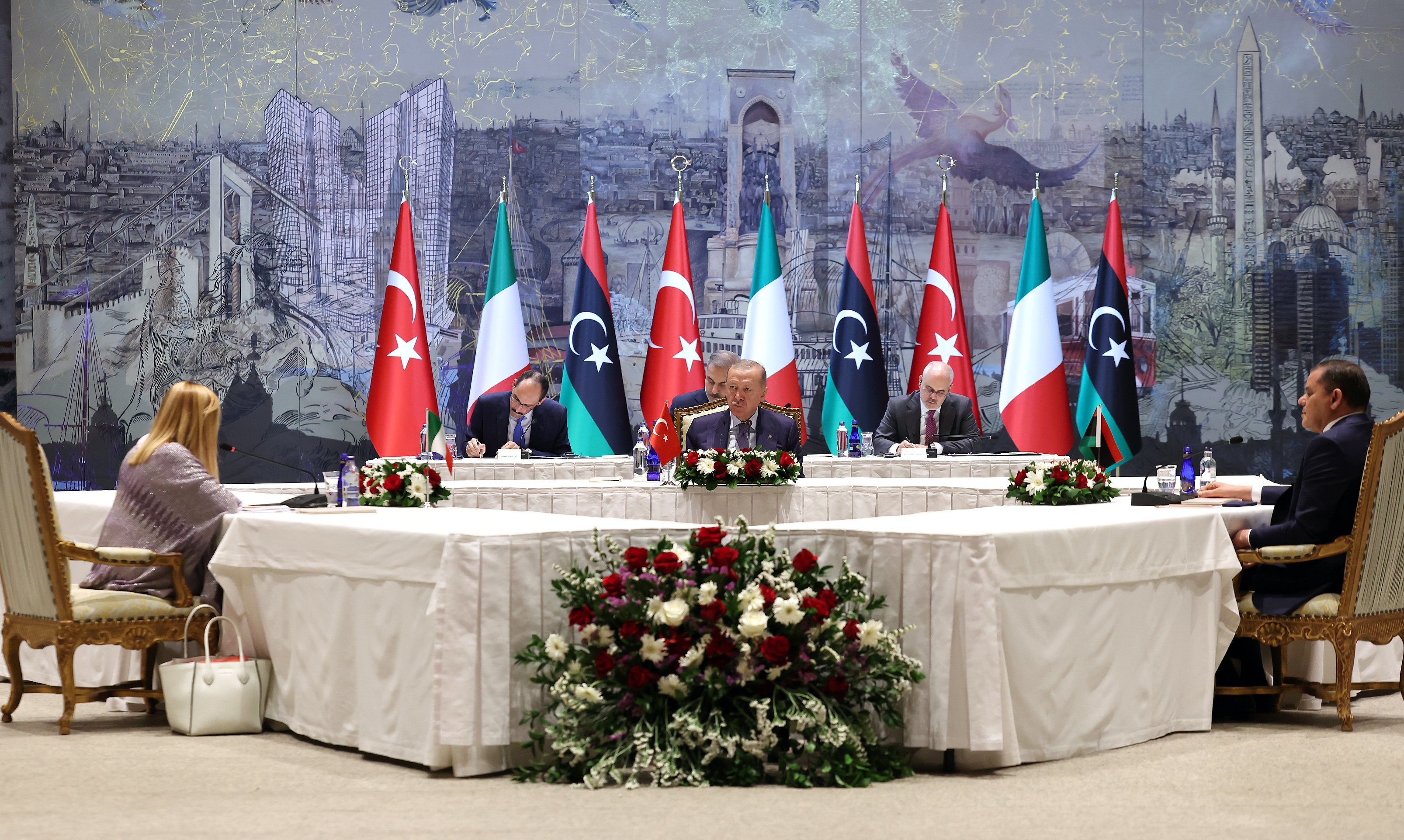 Cumhurbaşkanı Erdoğan, Meloni ve Dibeybe Dolmabahçe