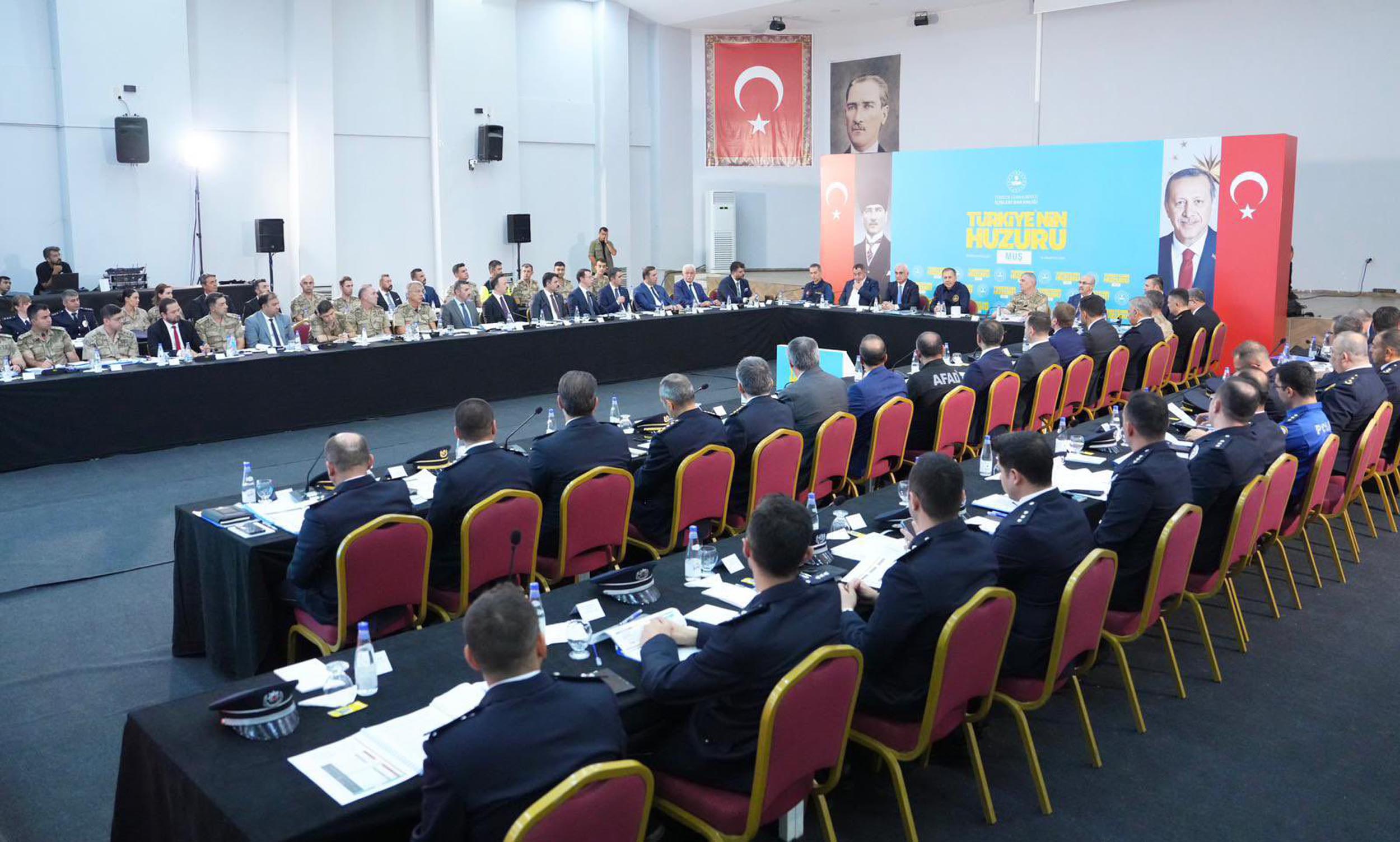 Bakan Yerlikaya toplantıda